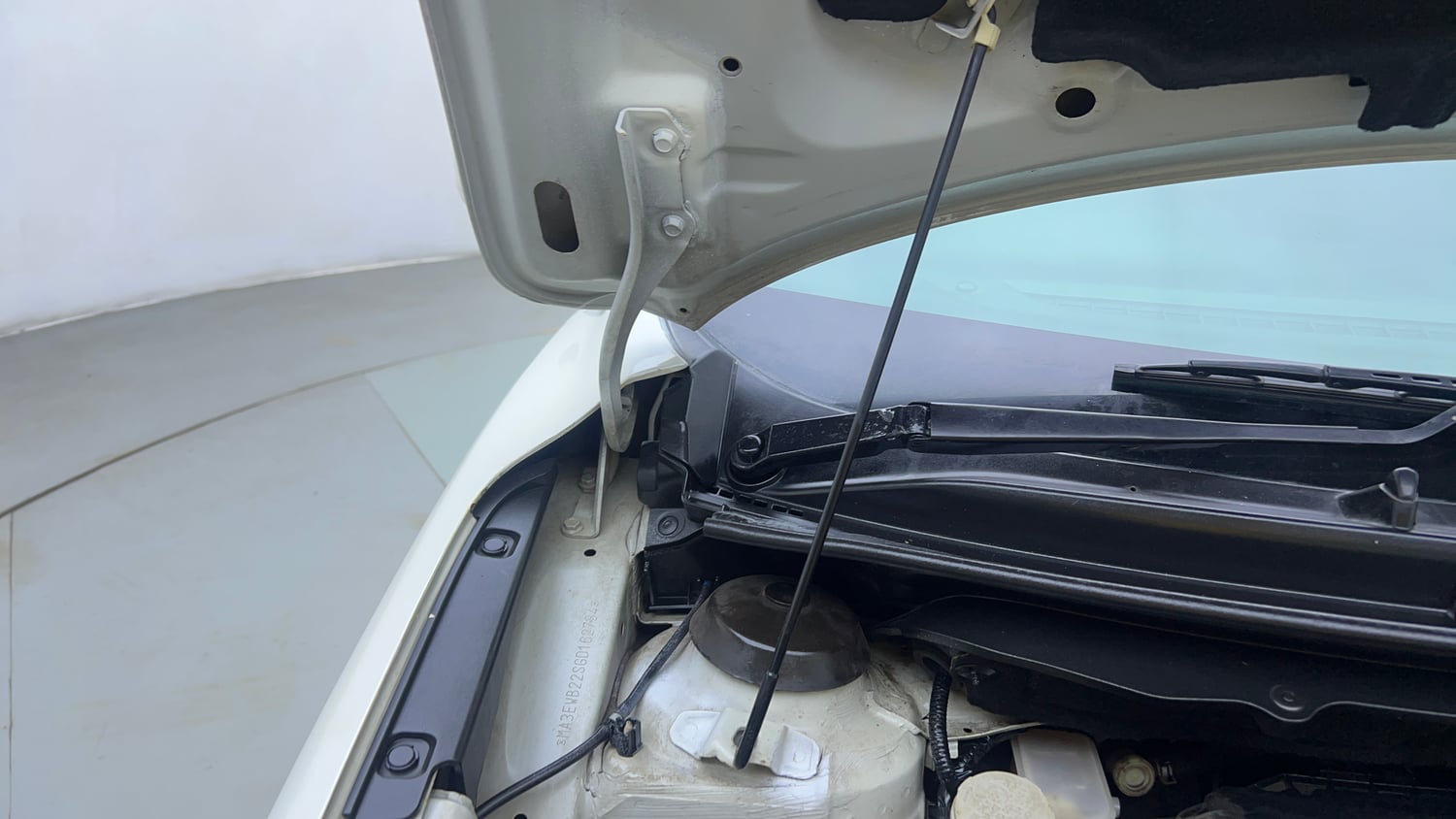 Used 2016 Maruti Suzuki Baleno Zeta 1.2 Petrol Manual engine ENGINE RIGHT SIDE HINGE & APRON VIEW