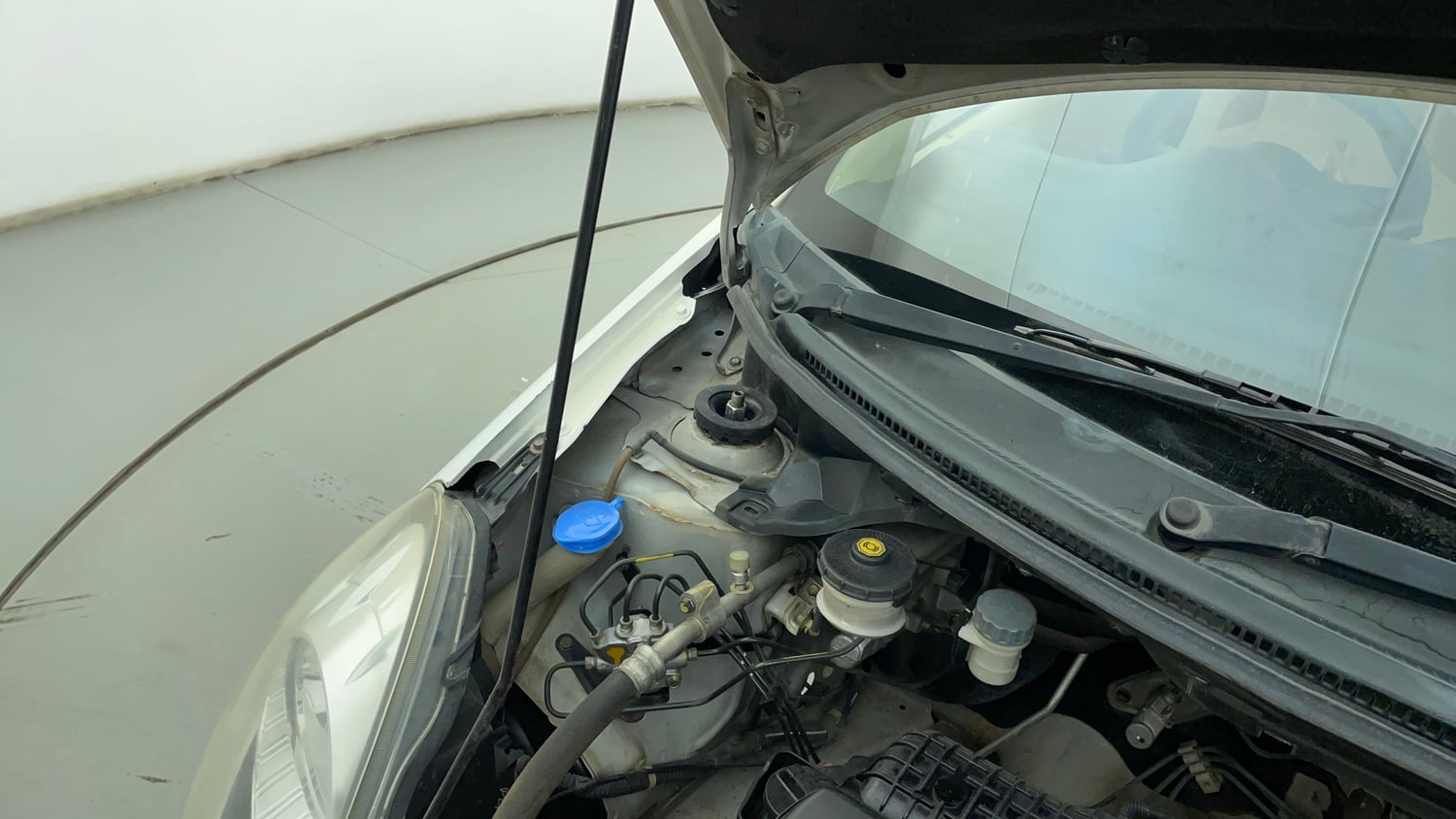 Used 2014 Honda Amaze 1.2 S i-VTEC Petrol Manual engine ENGINE RIGHT SIDE HINGE & APRON VIEW