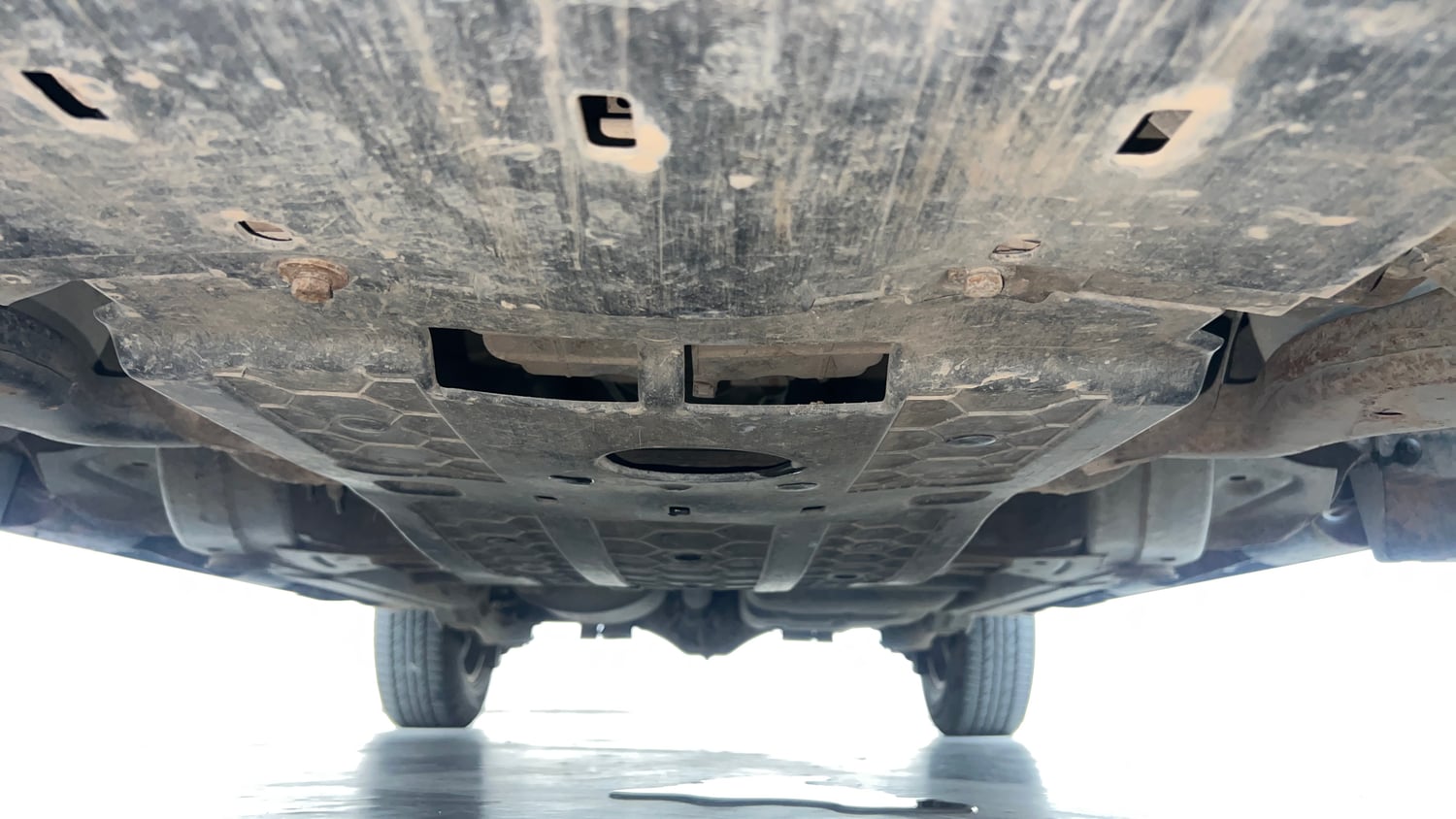 Used 2017 Mahindra TUV300 T8 mHAWK100 Dual Tone Diesel Manual extra FRONT LEFT UNDERBODY VIEW