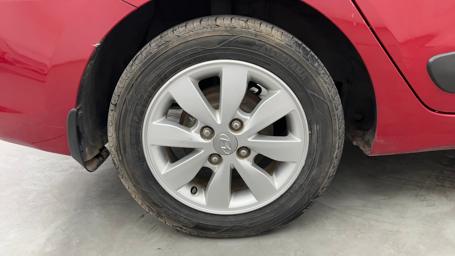 Used 2016 Hyundai Xcent SX 1.2 Petrol Manual tyres RIGHT REAR TYRE RIM VIEW