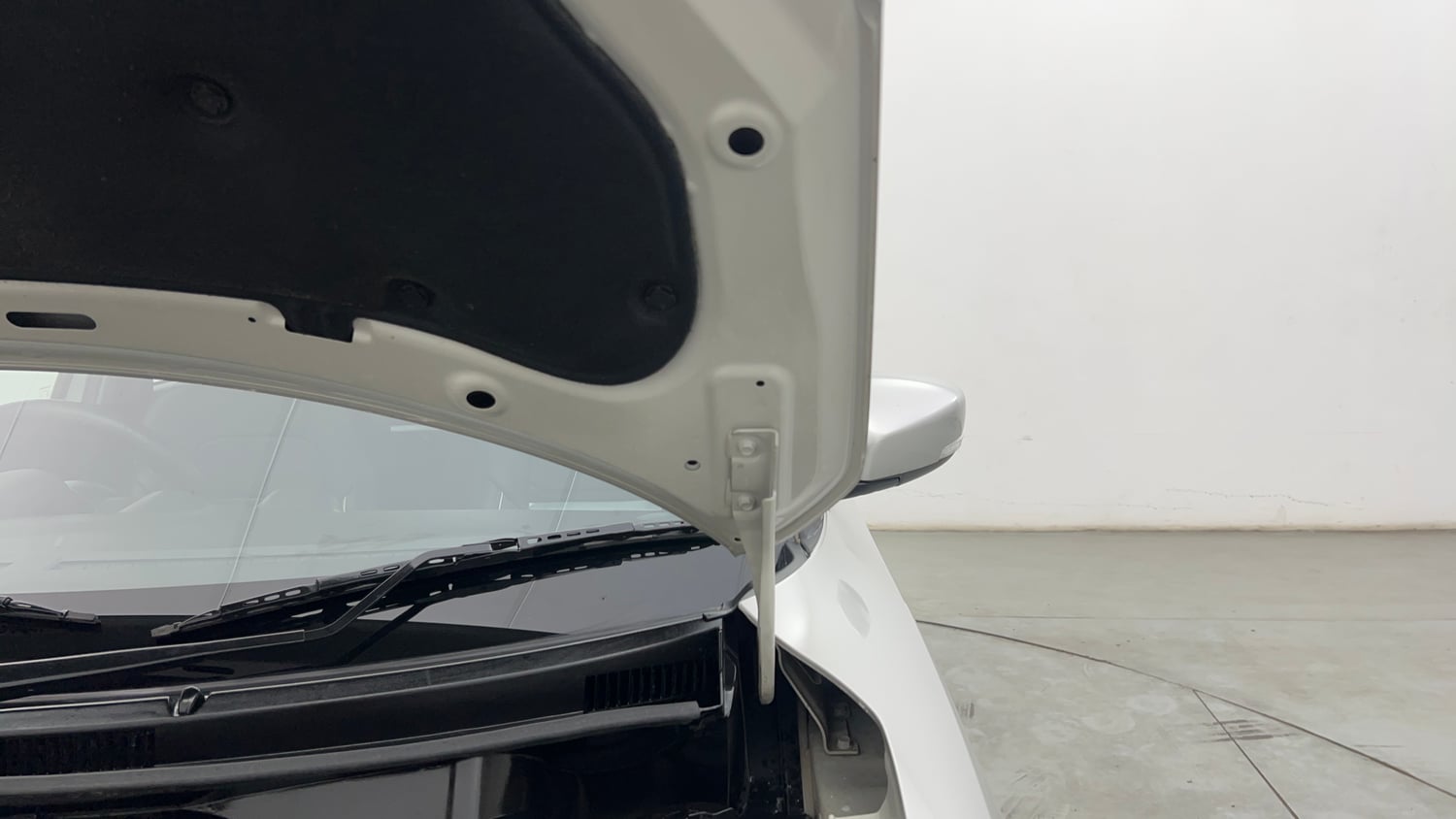 Used 2023 Maruti Suzuki Swift VXi Petrol Manual engine ENGINE LEFT SIDE HINGE & APRON VIEW