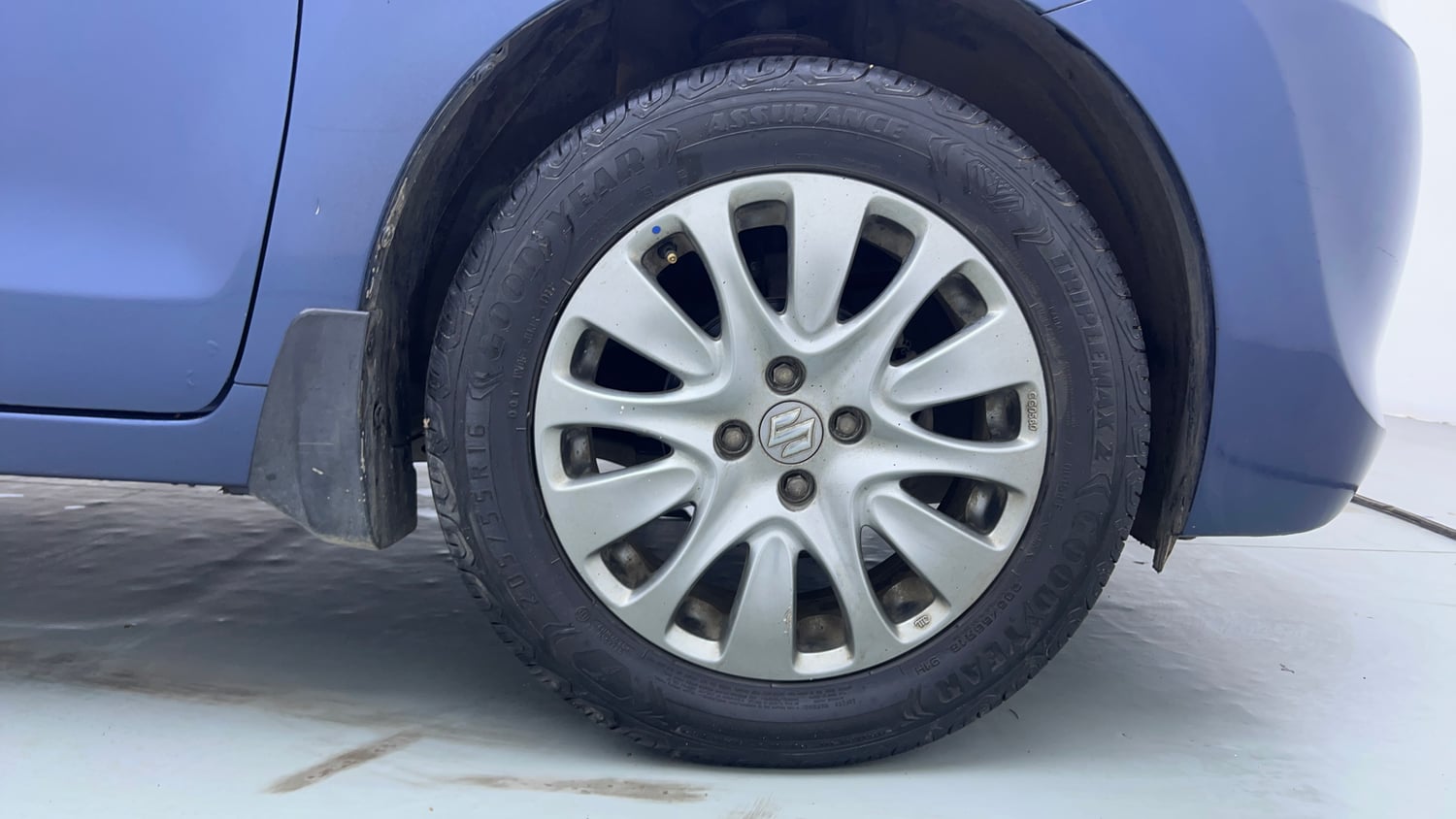 Used 2017 Maruti Suzuki Baleno Zeta 1.2 Petrol Manual tyres RIGHT FRONT TYRE RIM VIEW