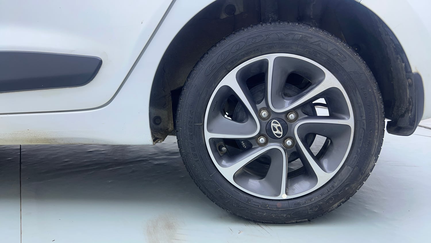 Used 2019 Hyundai Grand i10 Sportz AT 1.2 Kappa VTVT Petrol Automatic tyres LEFT REAR TYRE RIM VIEW