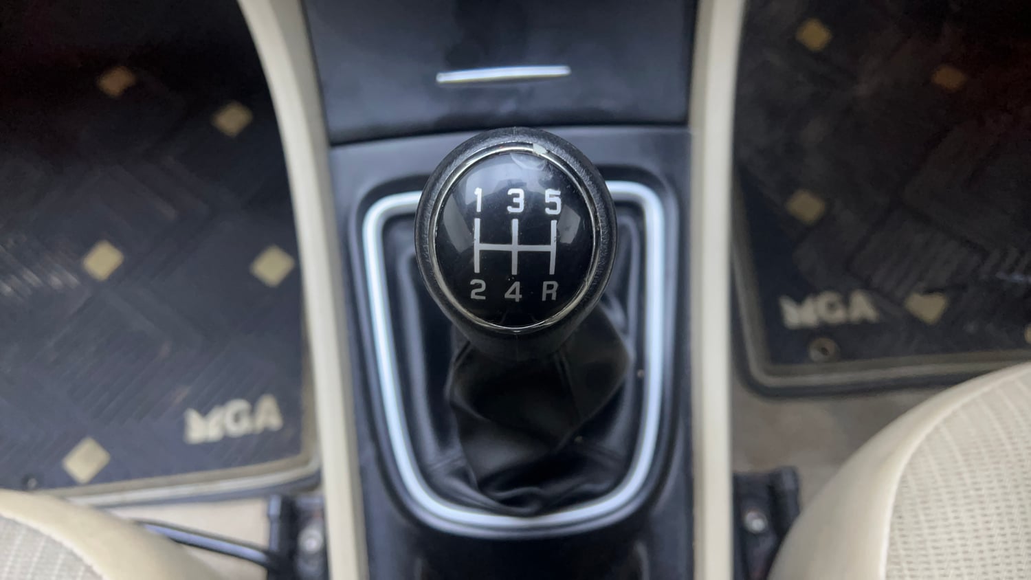 Used 2016 Maruti Suzuki Ciaz ZXi Petrol Manual interior GEAR  KNOB VIEW