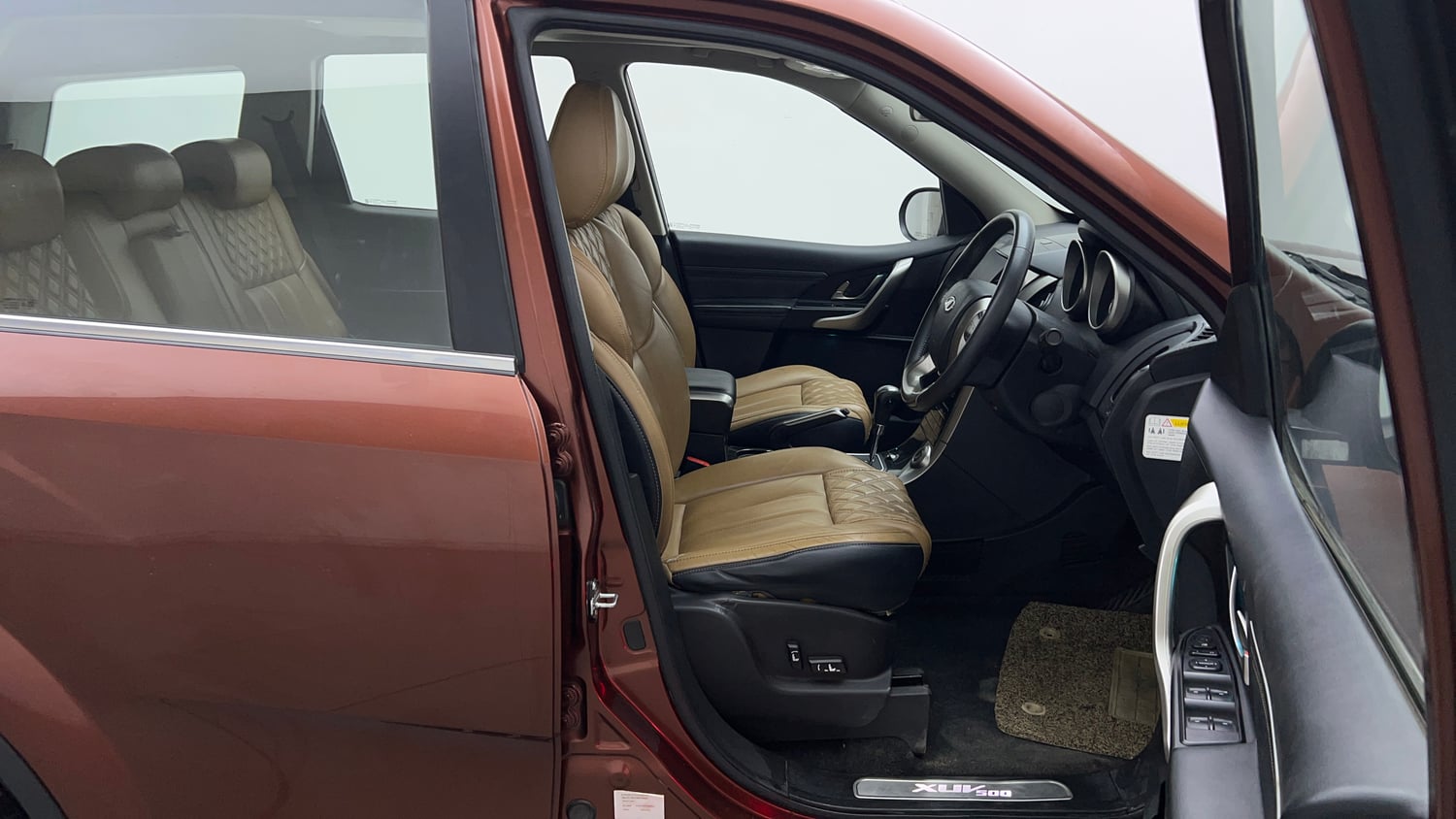 Used 2019 Mahindra XUV500 W11 AT Diesel Automatic interior RIGHT SIDE FRONT DOOR CABIN VIEW