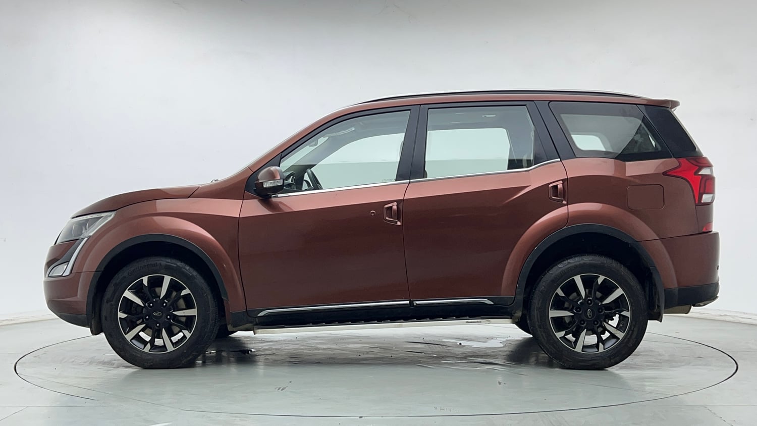 Used 2019 Mahindra XUV500 W11 AT Diesel Automatic exterior LEFT SIDE VIEW