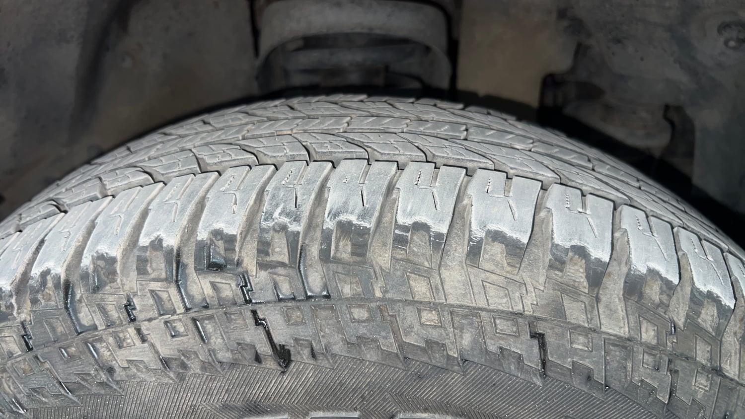 Used 2017 Mahindra TUV300 T8 mHAWK100 Dual Tone Diesel Manual tyres RIGHT FRONT TYRE TREAD VIEW