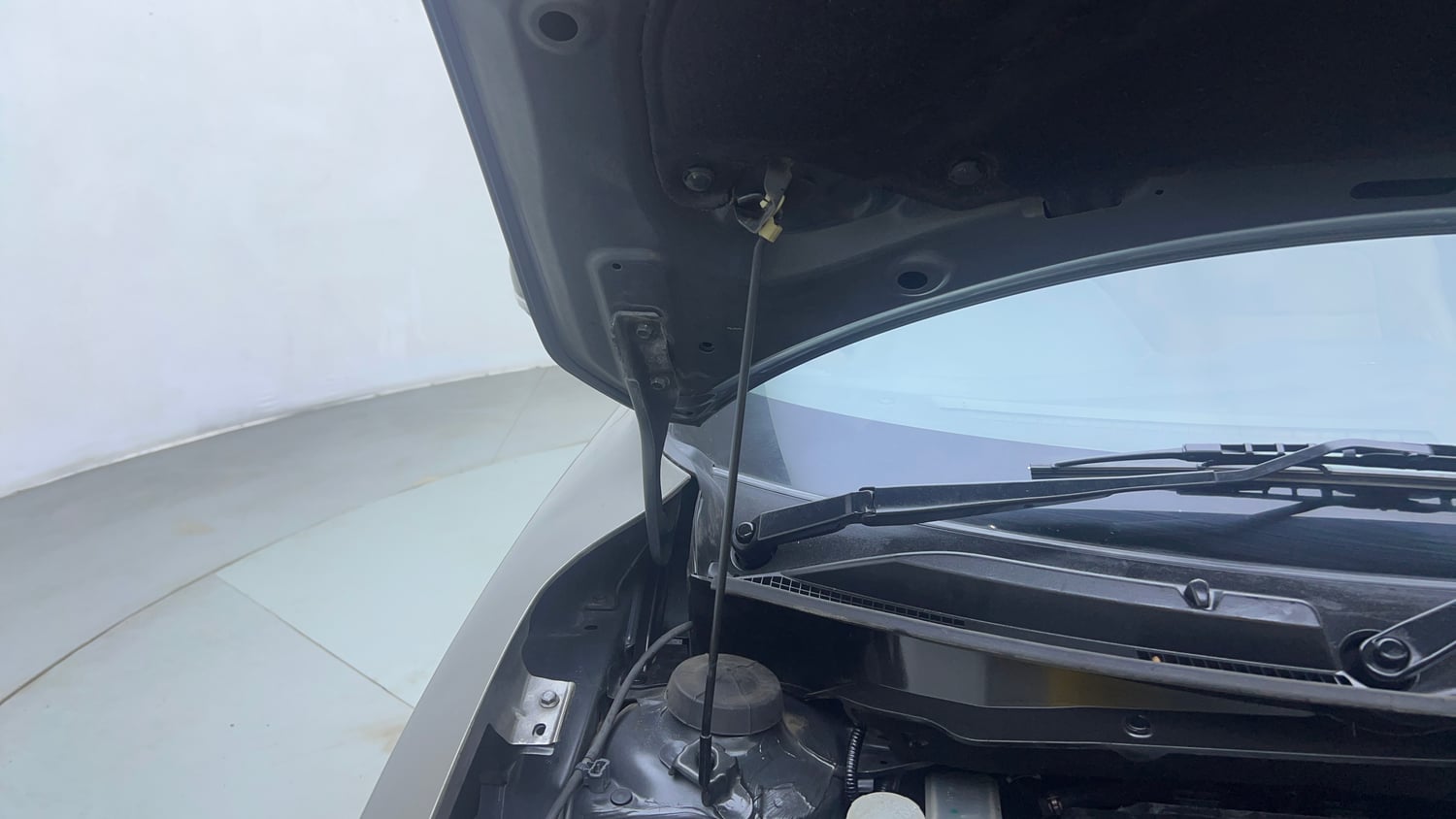 Used 2018 Maruti Suzuki Dzire ZXi Plus AMT Petrol Automatic engine ENGINE RIGHT SIDE HINGE & APRON VIEW