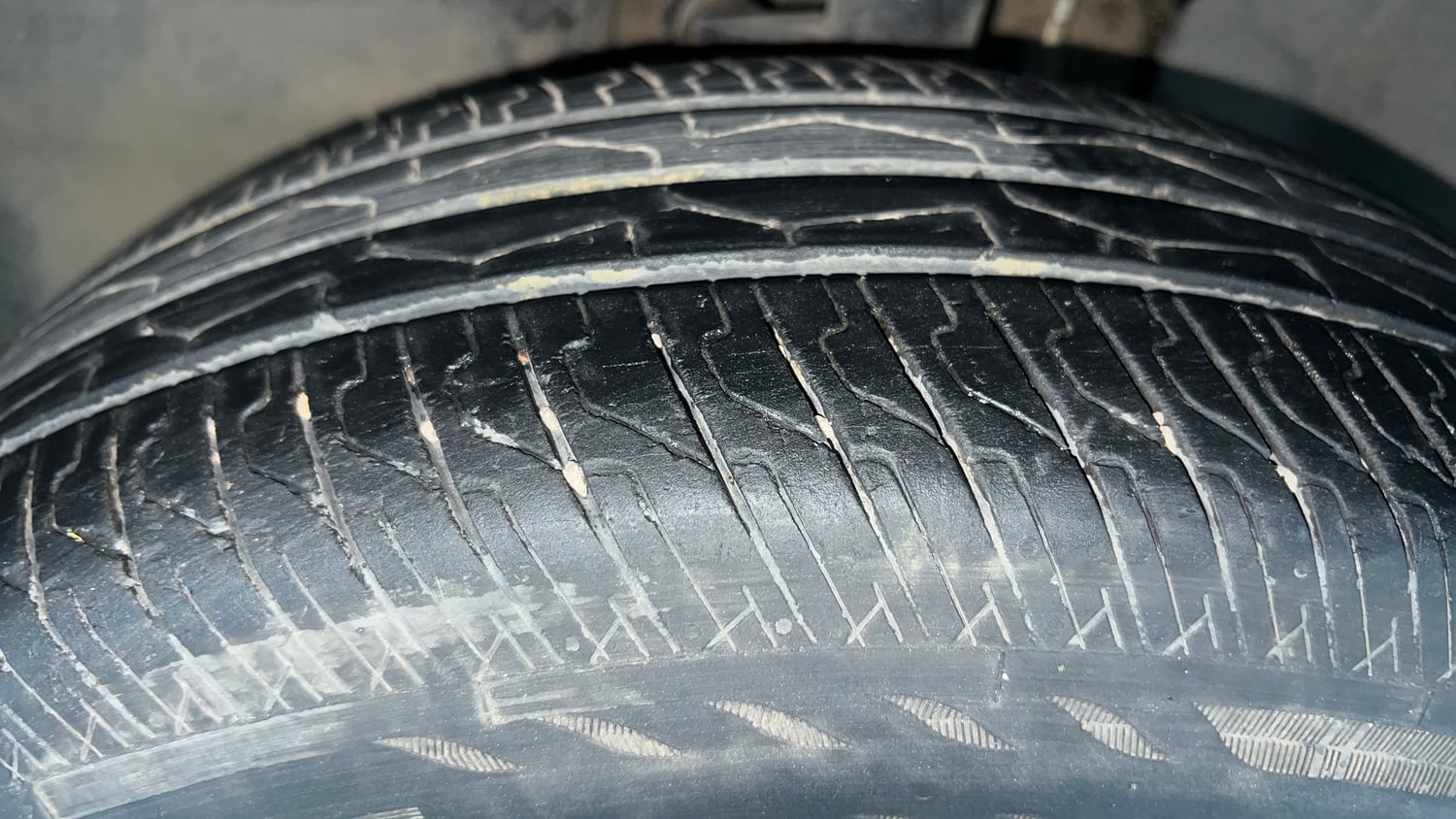 Used 2025 Tata Punch Adventure Plus AMT Petrol Automatic tyres LEFT FRONT TYRE TREAD VIEW