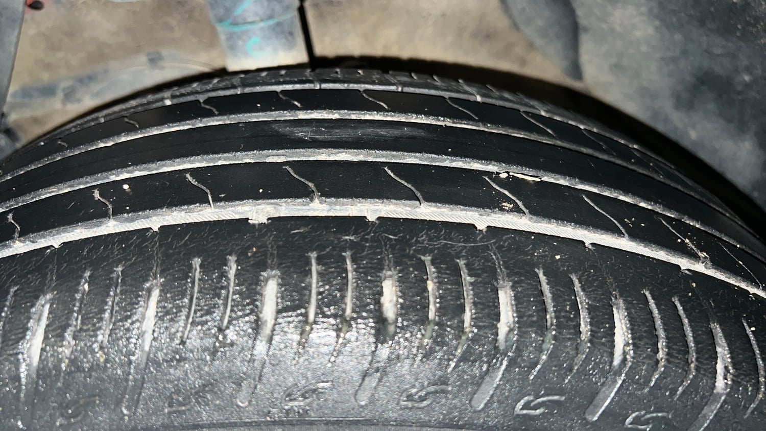 Used 2023 Maruti Suzuki Brezza Zxi Plus Dual Tone Petrol Manual tyres LEFT FRONT TYRE TREAD VIEW