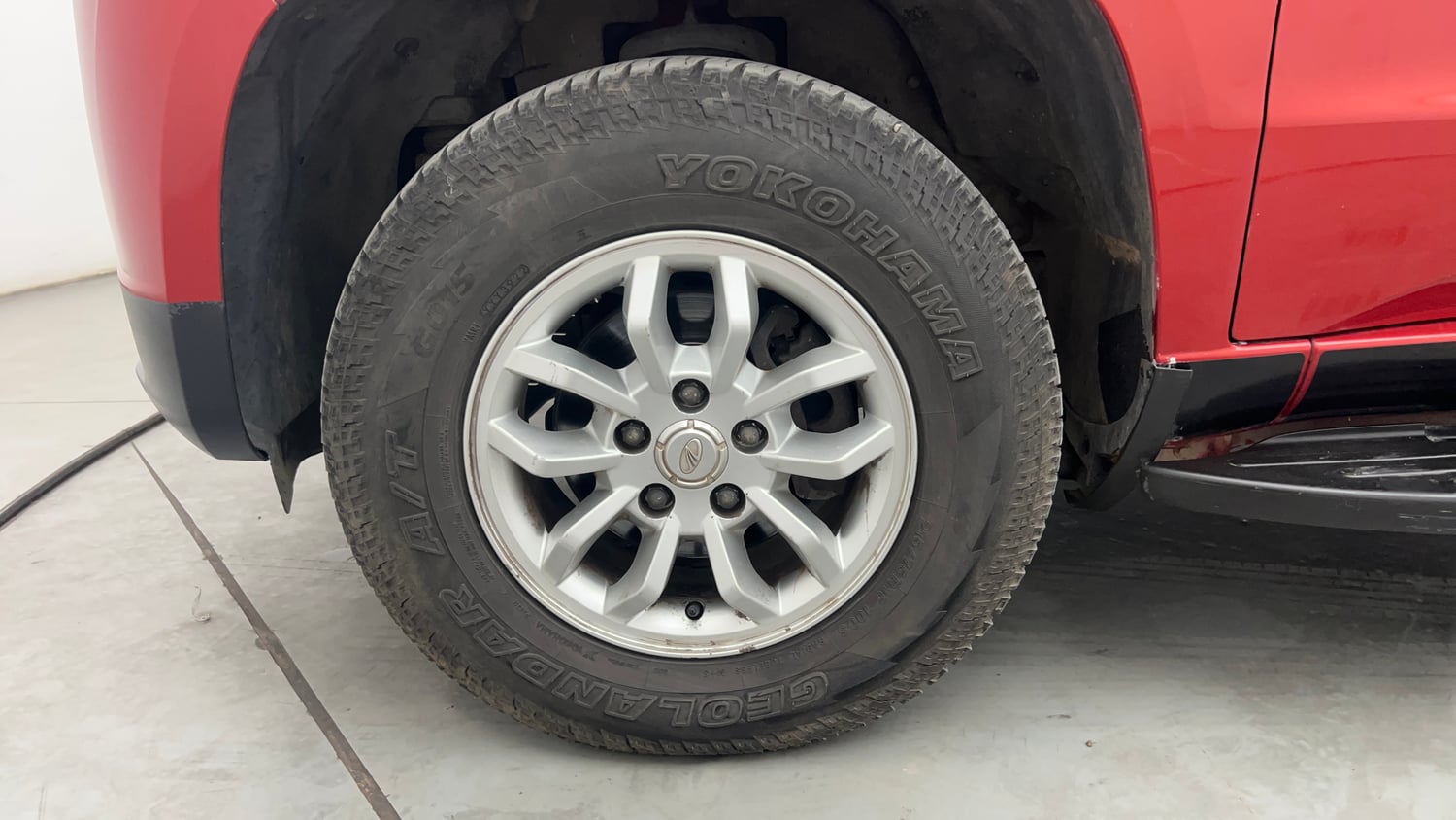 Used 2017 Mahindra TUV300 T8 mHAWK100 Dual Tone Diesel Manual tyres LEFT FRONT TYRE RIM VIEW