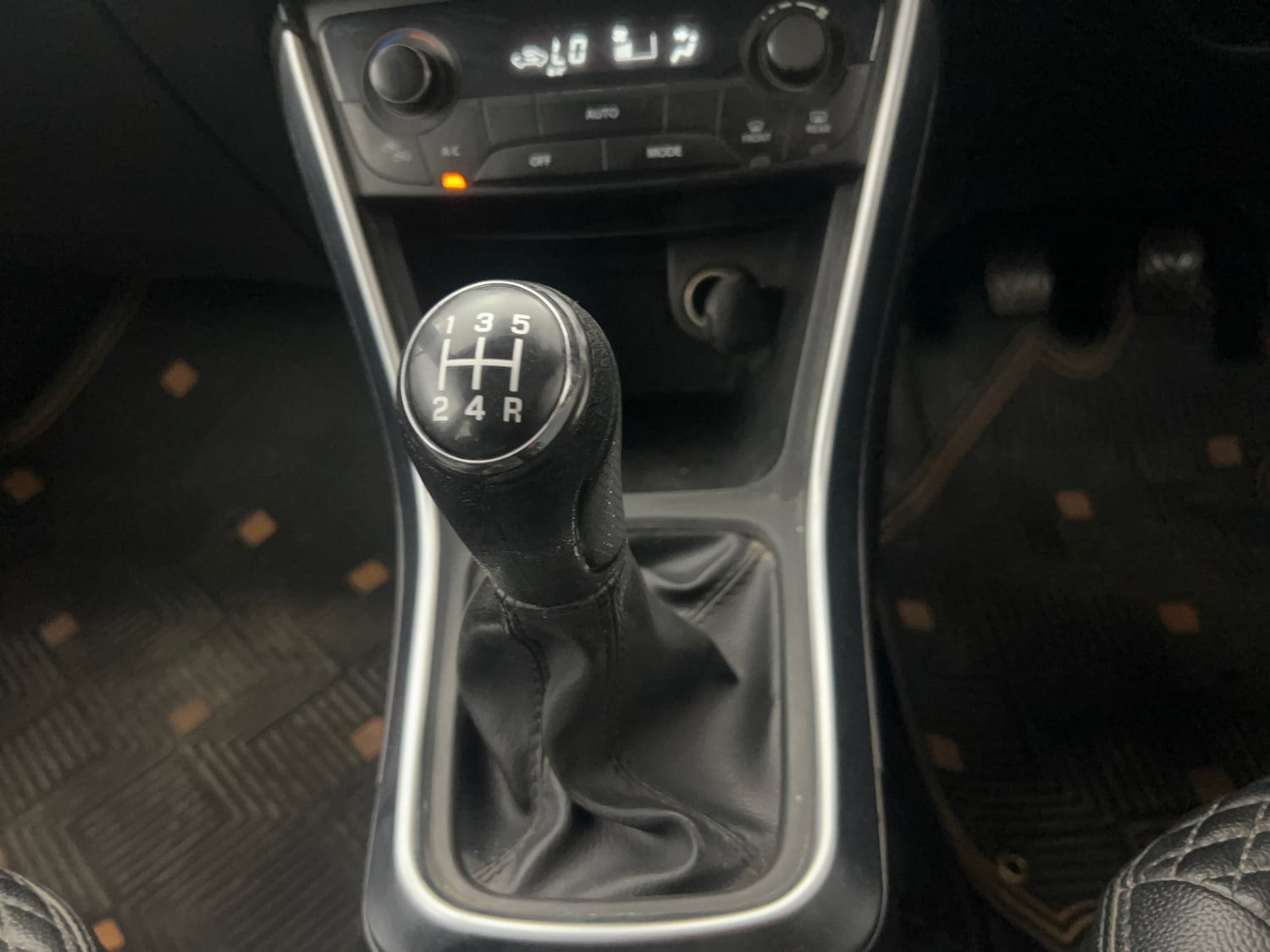 Used 2018 Maruti Suzuki S-Cross Zeta 1.3 Diesel Manual interior GEAR  KNOB VIEW