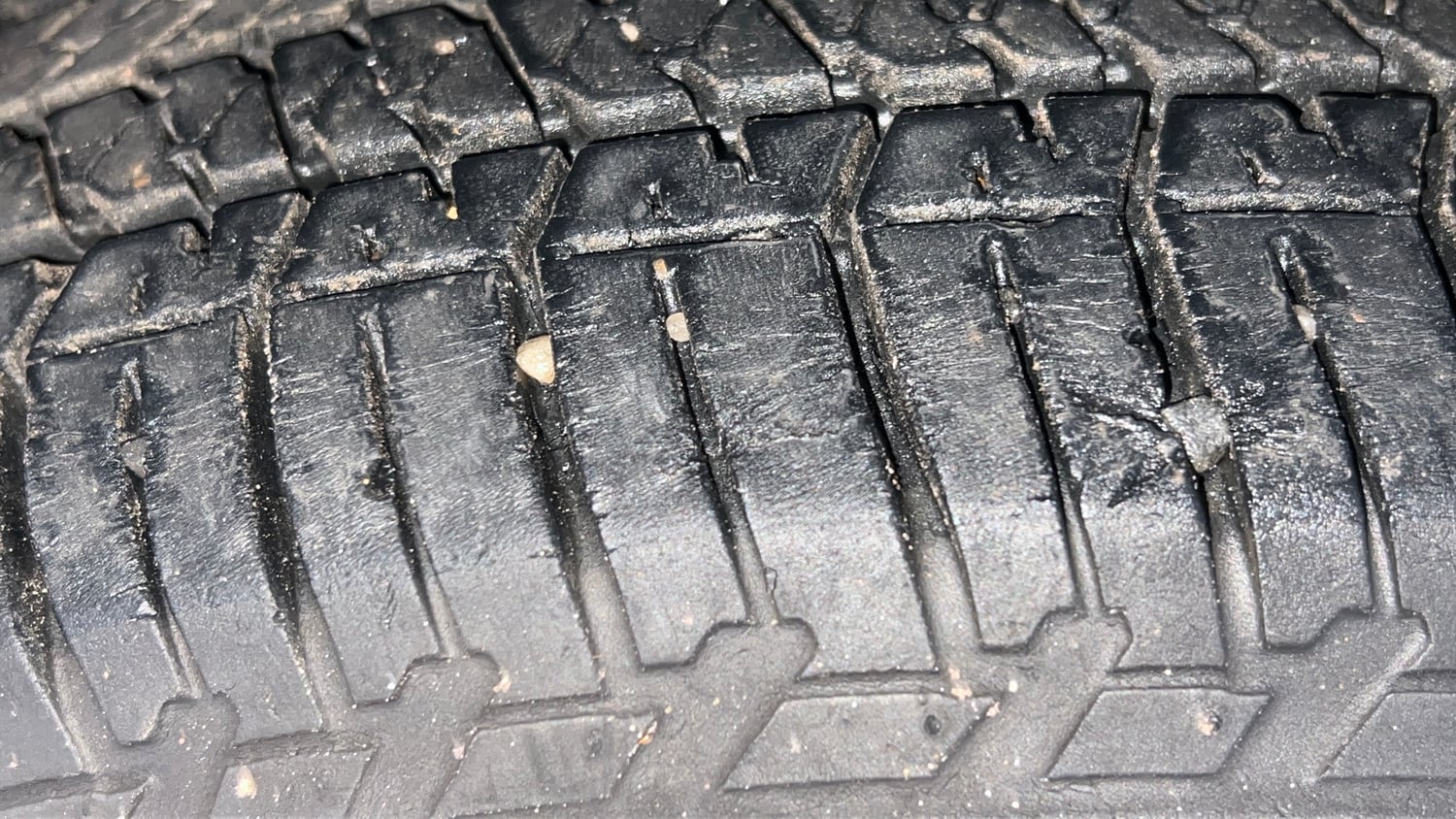 Used 2016 Mahindra Scorpio S6 Plus Diesel Manual tyres LEFT FRONT TYRE TREAD VIEW