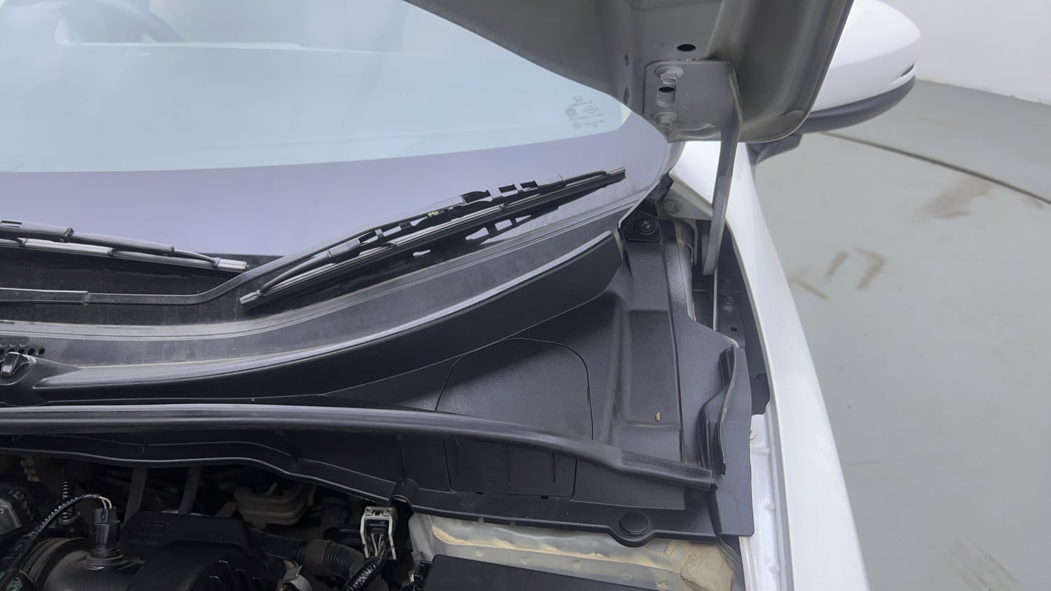 Used 2017 Honda City V CVT Petrol Petrol Automatic engine ENGINE LEFT SIDE HINGE & APRON VIEW
