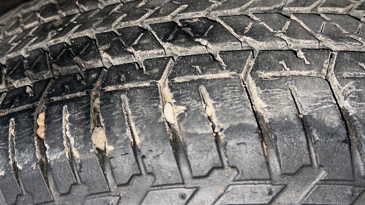 Used 2016 Mahindra Scorpio S6 Plus Diesel Manual tyres RIGHT FRONT TYRE TREAD VIEW