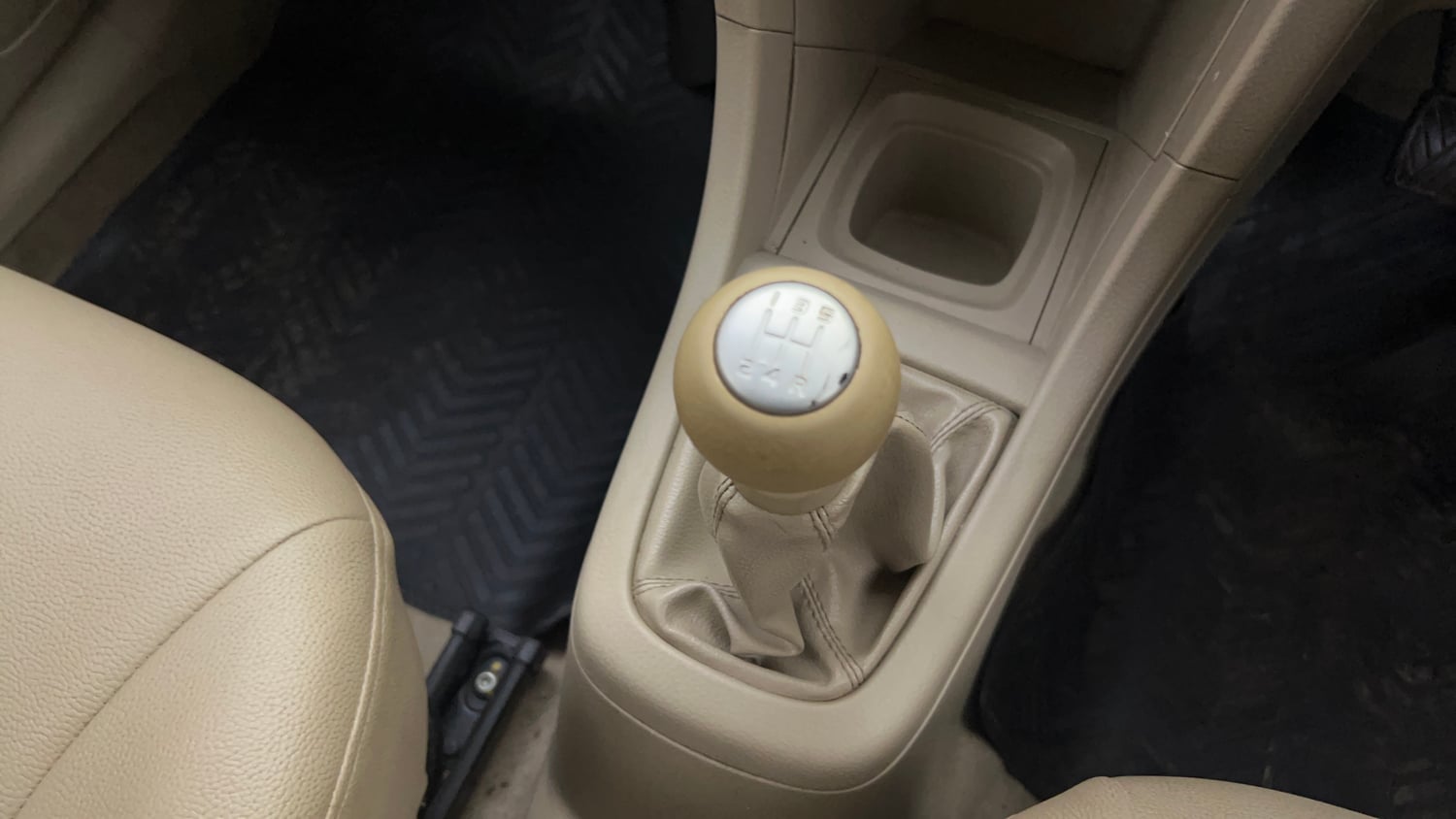 Used 2015 Maruti Suzuki Ertiga ZXi Petrol Manual interior GEAR  KNOB VIEW