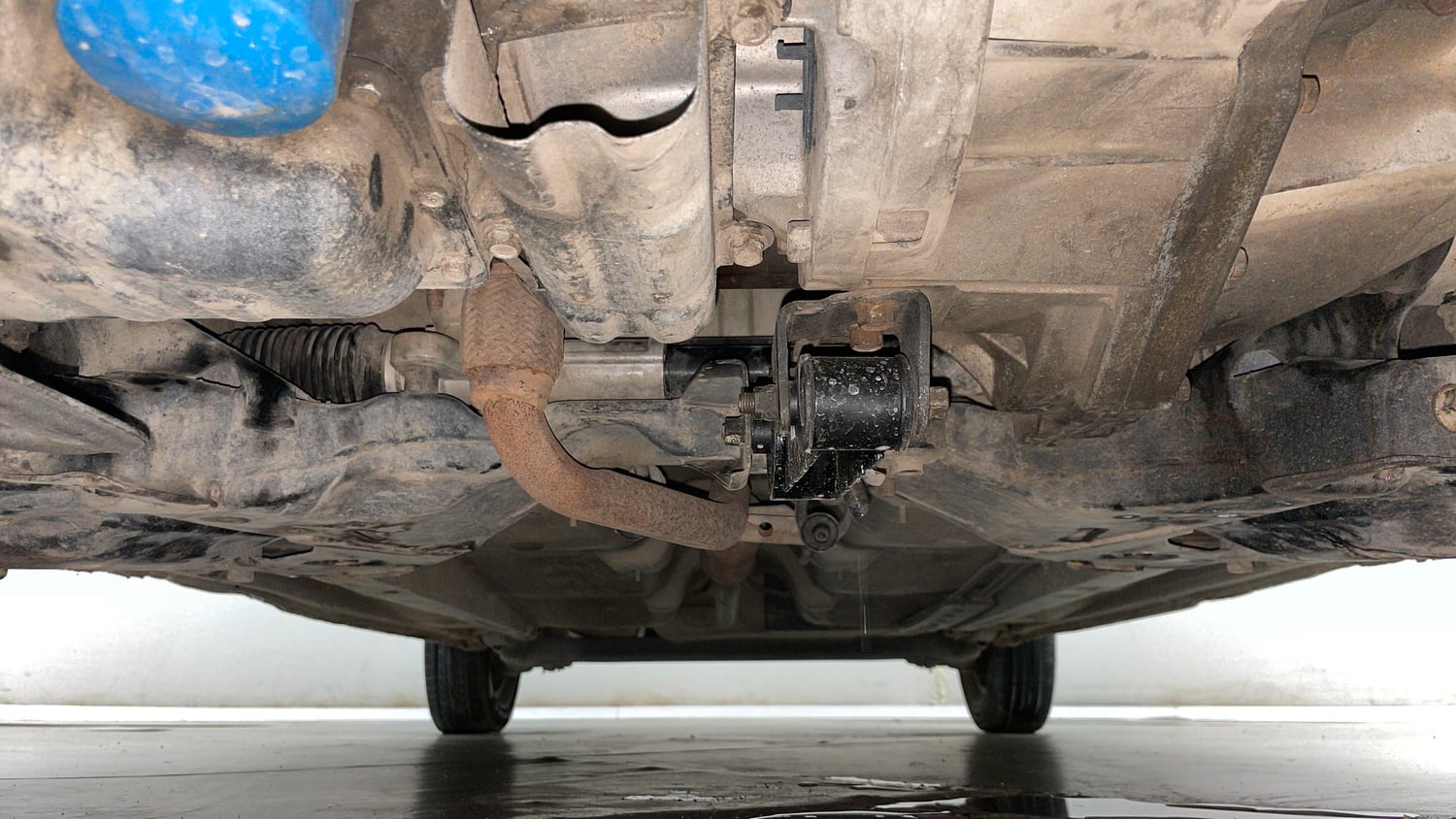Used 2013 Hyundai i10 Sportz 1.2 Kappa2 Petrol Manual extra FRONT LEFT UNDERBODY VIEW