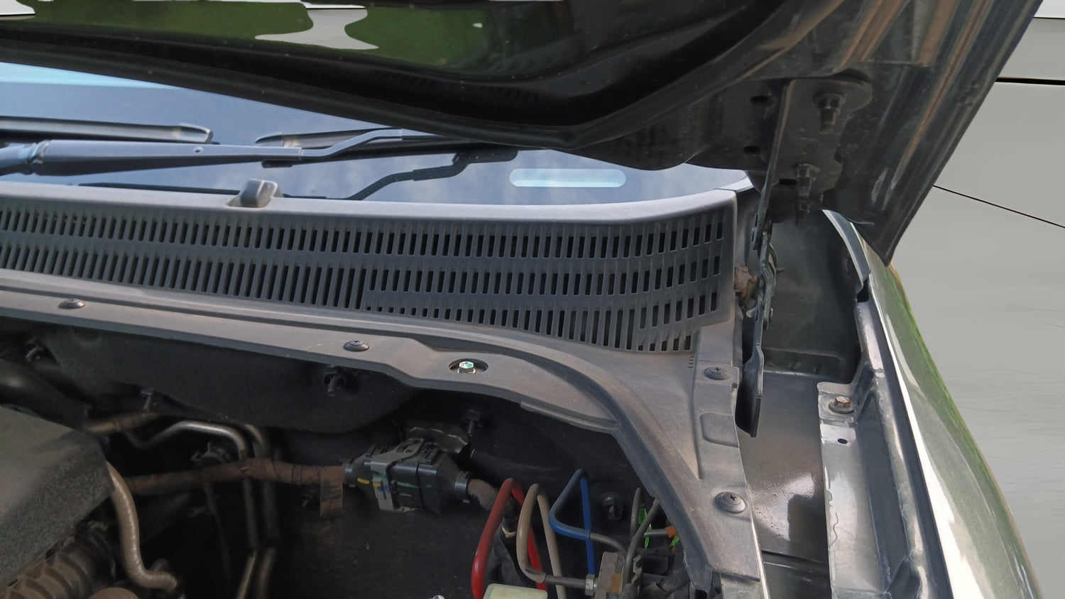 Used 2023 Mahindra Scorpio N Z8 L Diesel AT 4WD 7 STR Diesel Automatic engine ENGINE LEFT SIDE HINGE & APRON VIEW