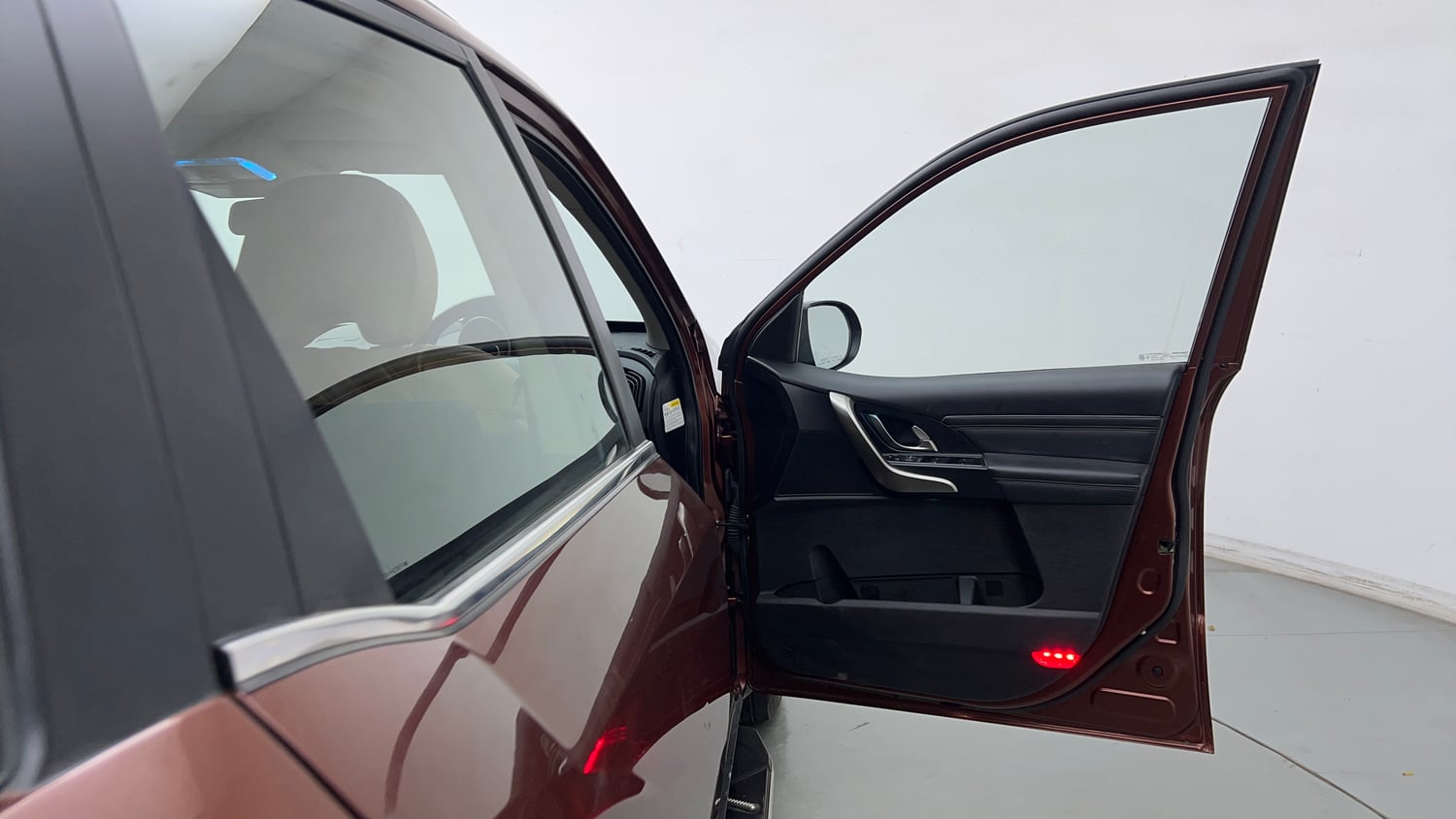 Used 2019 Mahindra XUV500 W11 AT Diesel Automatic interior RIGHT FRONT DOOR OPEN VIEW