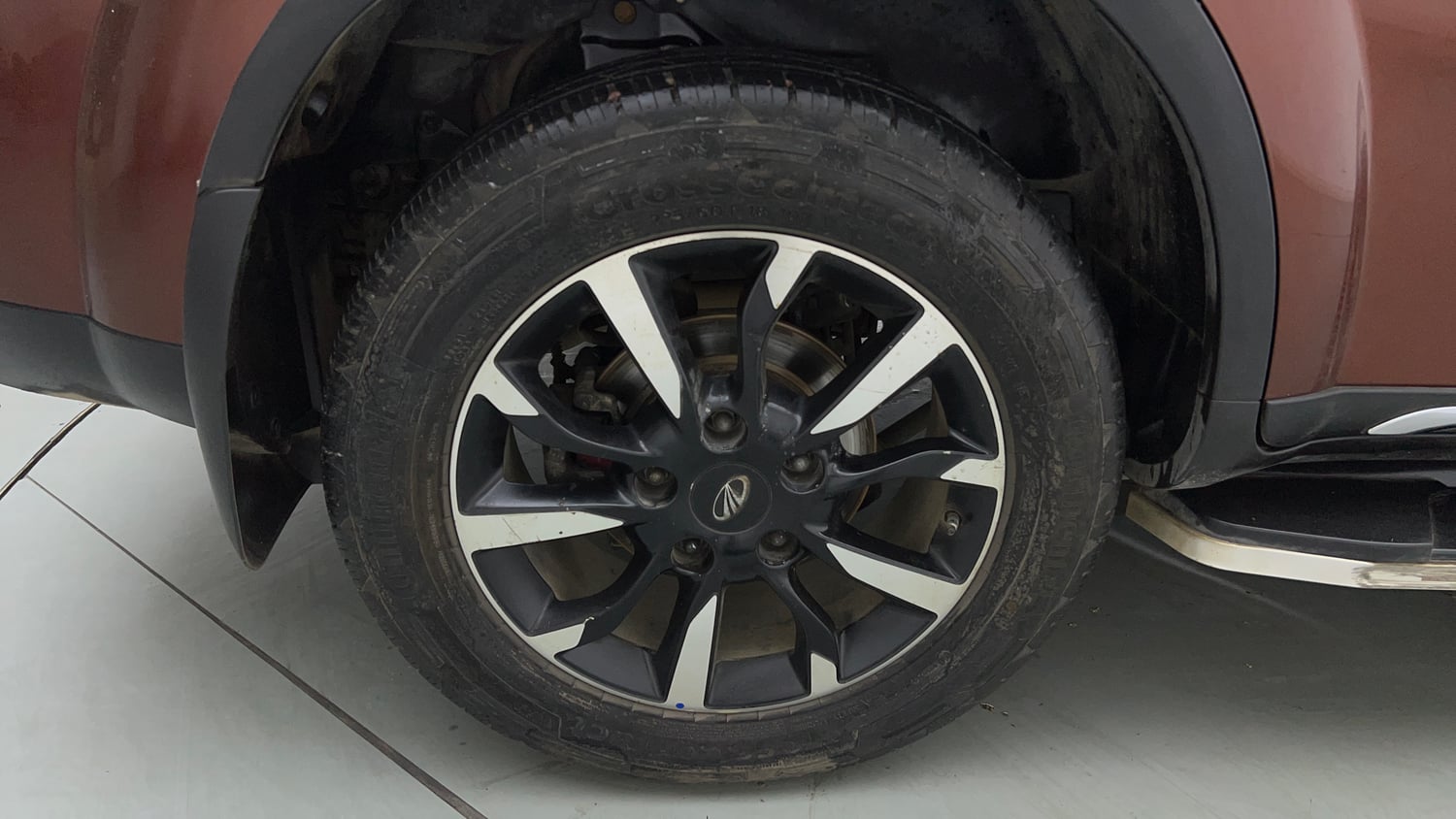 Used 2019 Mahindra XUV500 W11 AT Diesel Automatic tyres RIGHT REAR TYRE RIM VIEW