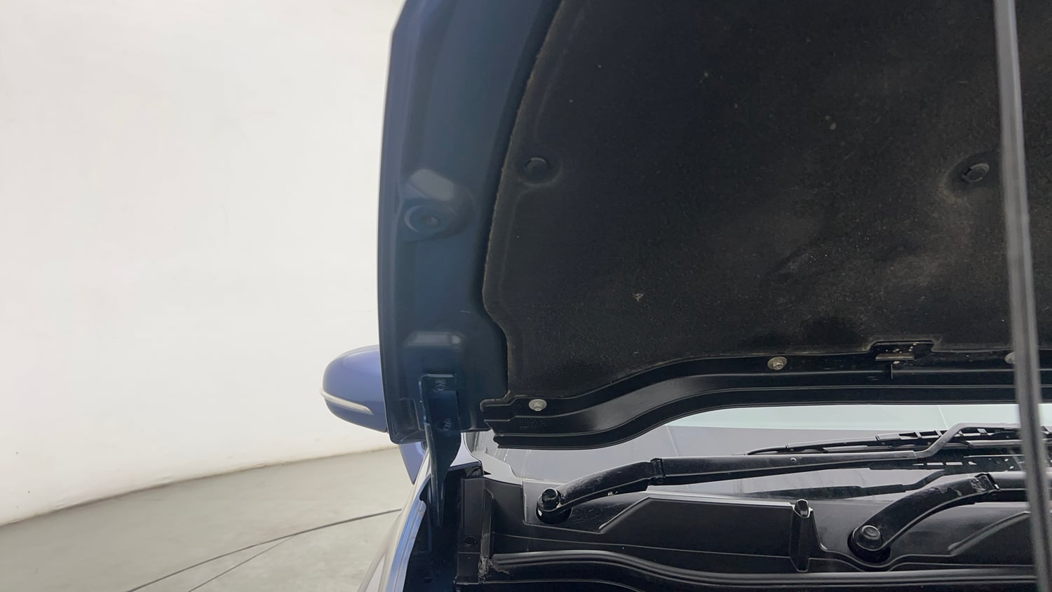 Used 2018 Maruti Suzuki S-Cross Zeta 1.3 Diesel Manual engine ENGINE RIGHT SIDE HINGE & APRON VIEW