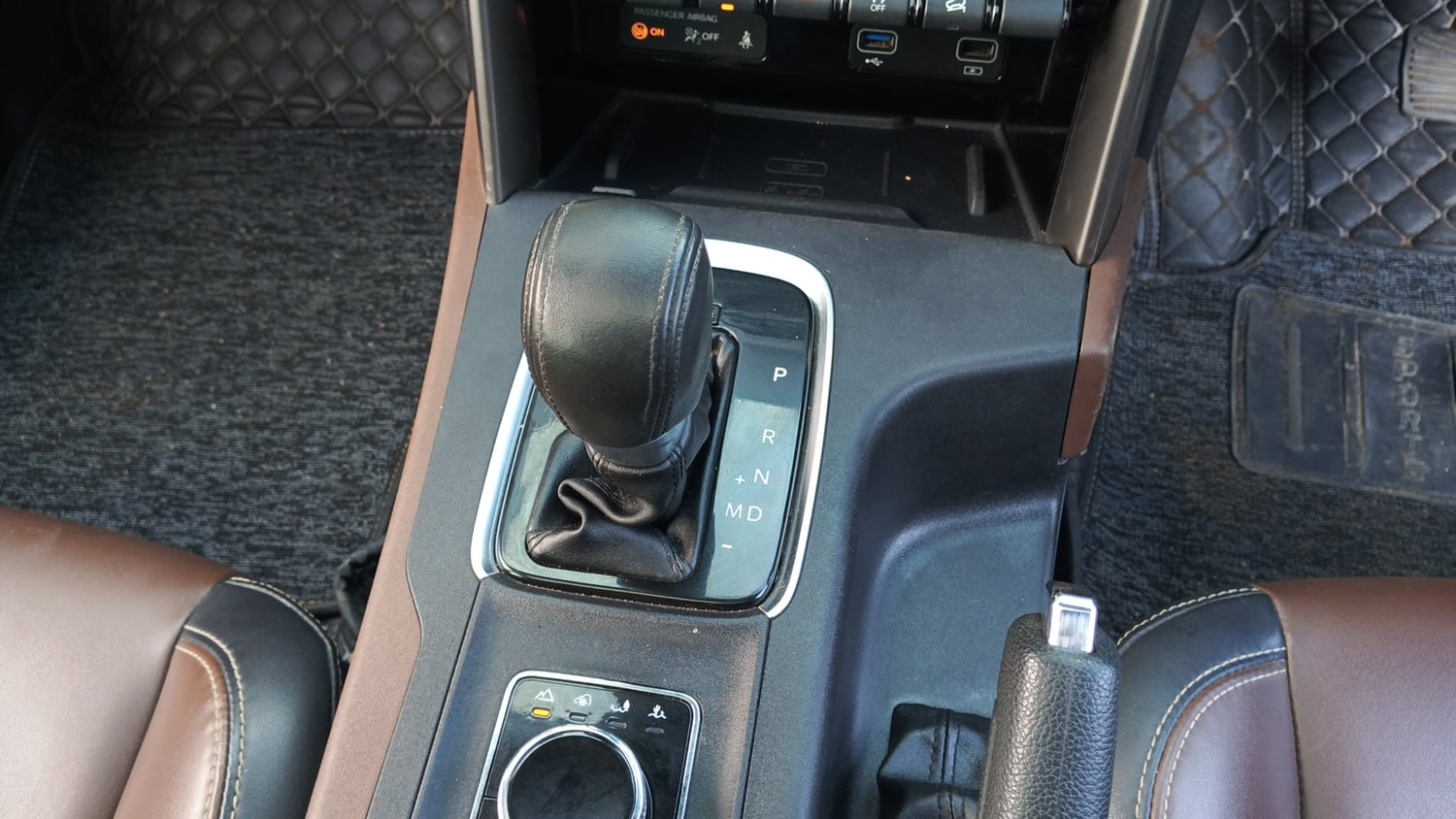 Used 2023 Mahindra Scorpio N Z8 L Diesel AT 4WD 7 STR Diesel Automatic interior GEAR  KNOB VIEW