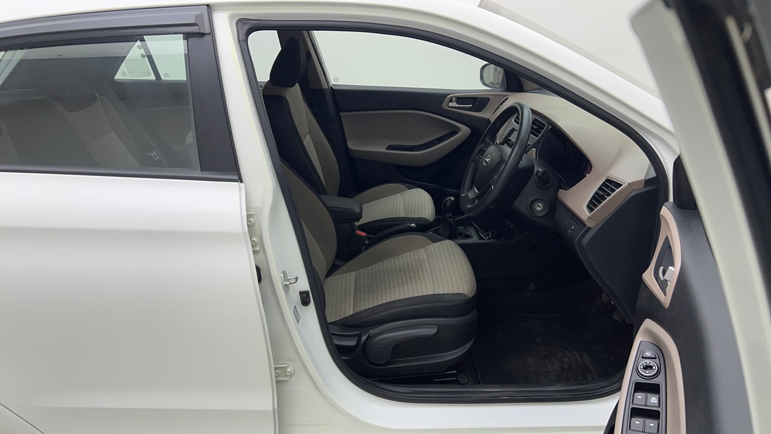 Used 2020 Hyundai Elite i20 Sportz Plus 1.2 Petrol Manual interior RIGHT SIDE FRONT DOOR CABIN VIEW
