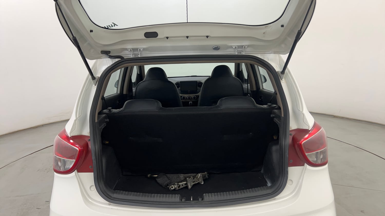 Used 2018 Hyundai Grand i10 Magna AT 1.2 Kappa VTVT Petrol Automatic interior DICKY INSIDE VIEW