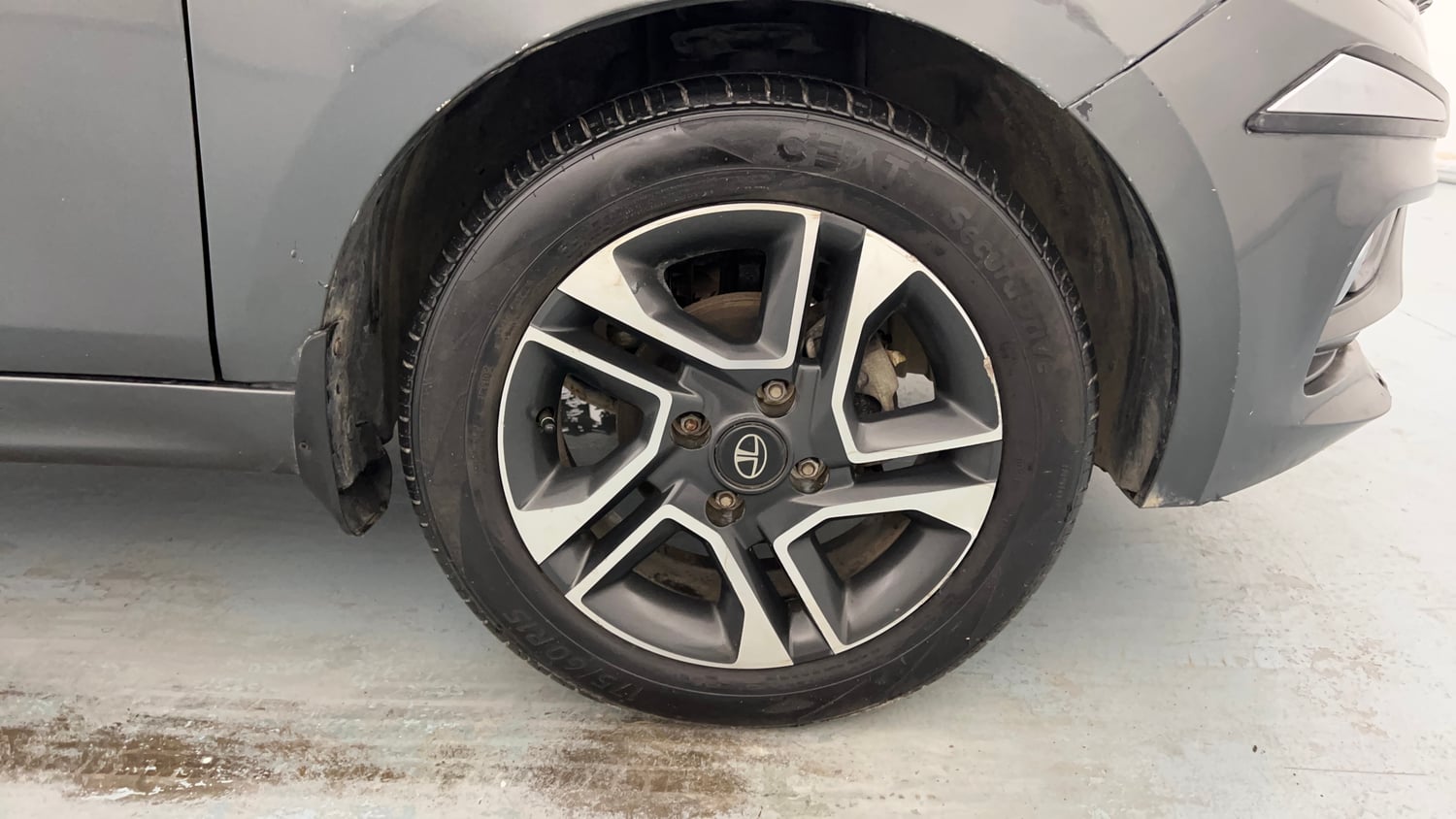 Used 2020 Tata Tiago XZ Plus Petrol Manual tyres RIGHT FRONT TYRE RIM VIEW
