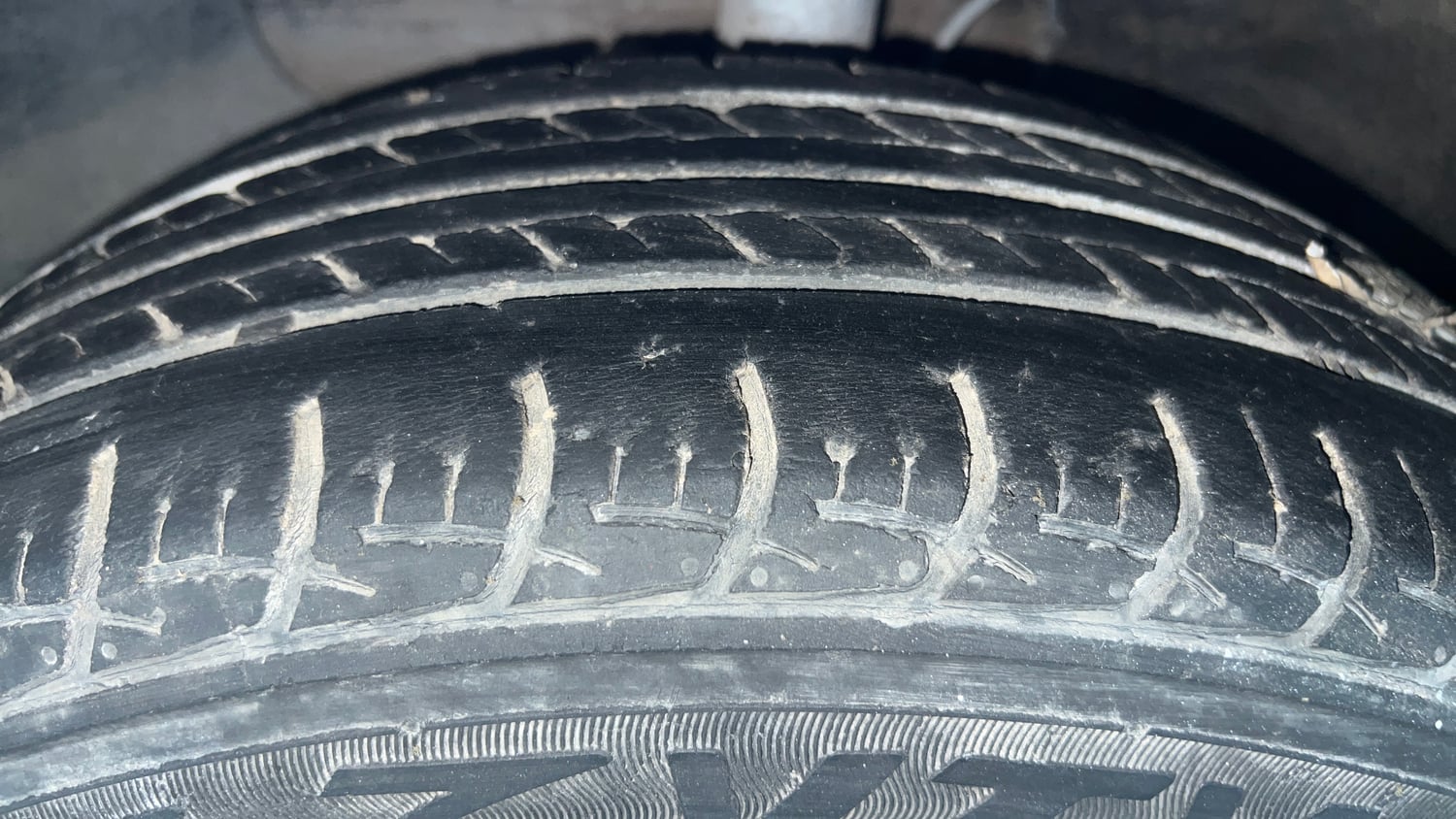 Used 2020 Hyundai Elite i20 Sportz Plus 1.2 Petrol Manual tyres LEFT FRONT TYRE TREAD VIEW