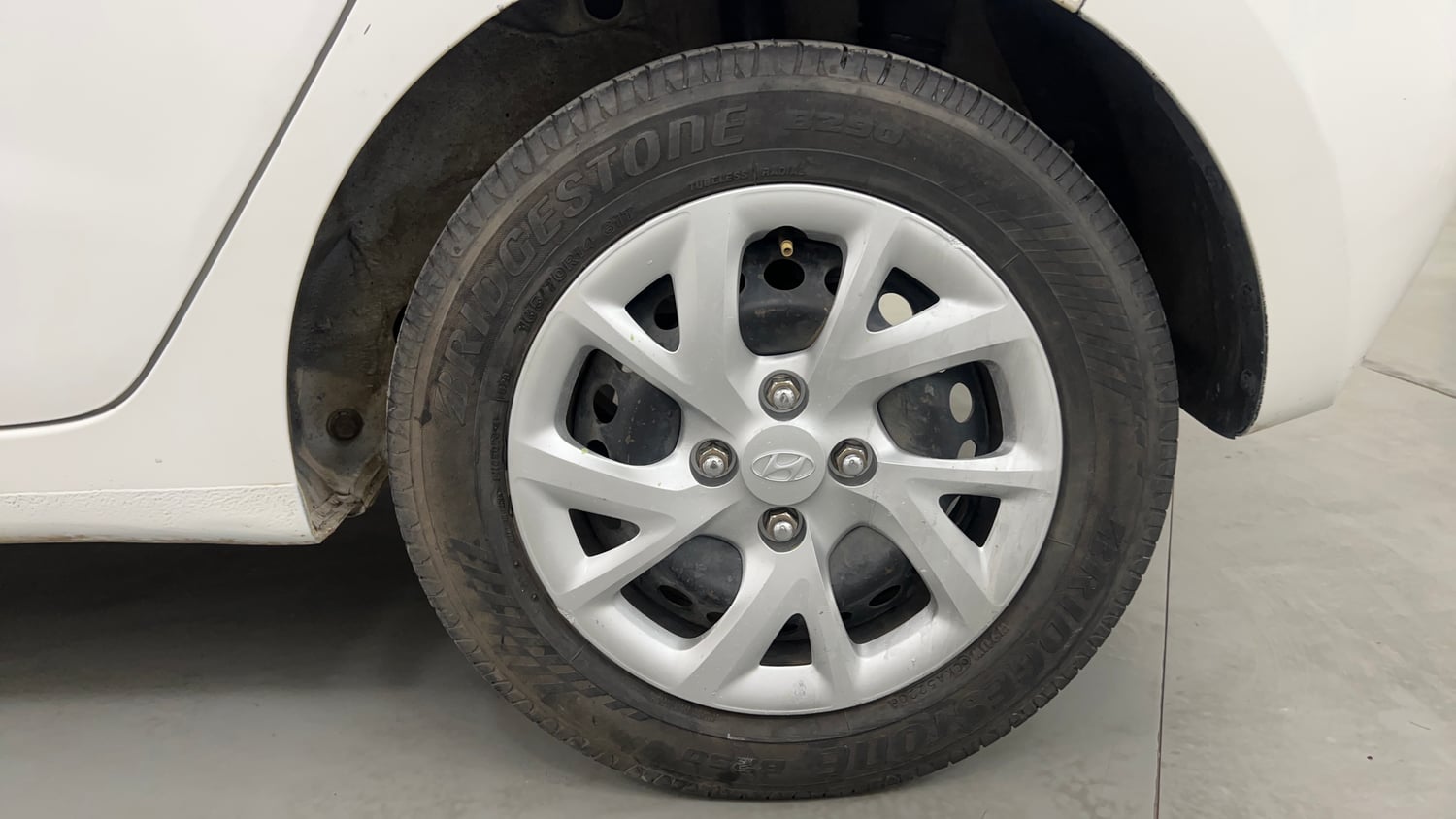 Used 2018 Hyundai Grand i10 Magna AT 1.2 Kappa VTVT Petrol Automatic tyres LEFT REAR TYRE RIM VIEW