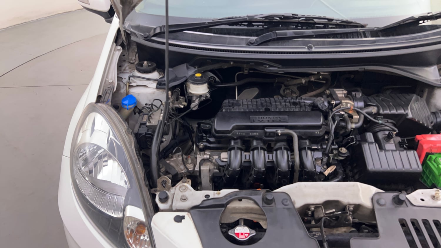 Used 2014 Honda Amaze 1.2 VX AT i-VTEC Petrol Automatic engine ENGINE RIGHT SIDE HINGE & APRON VIEW