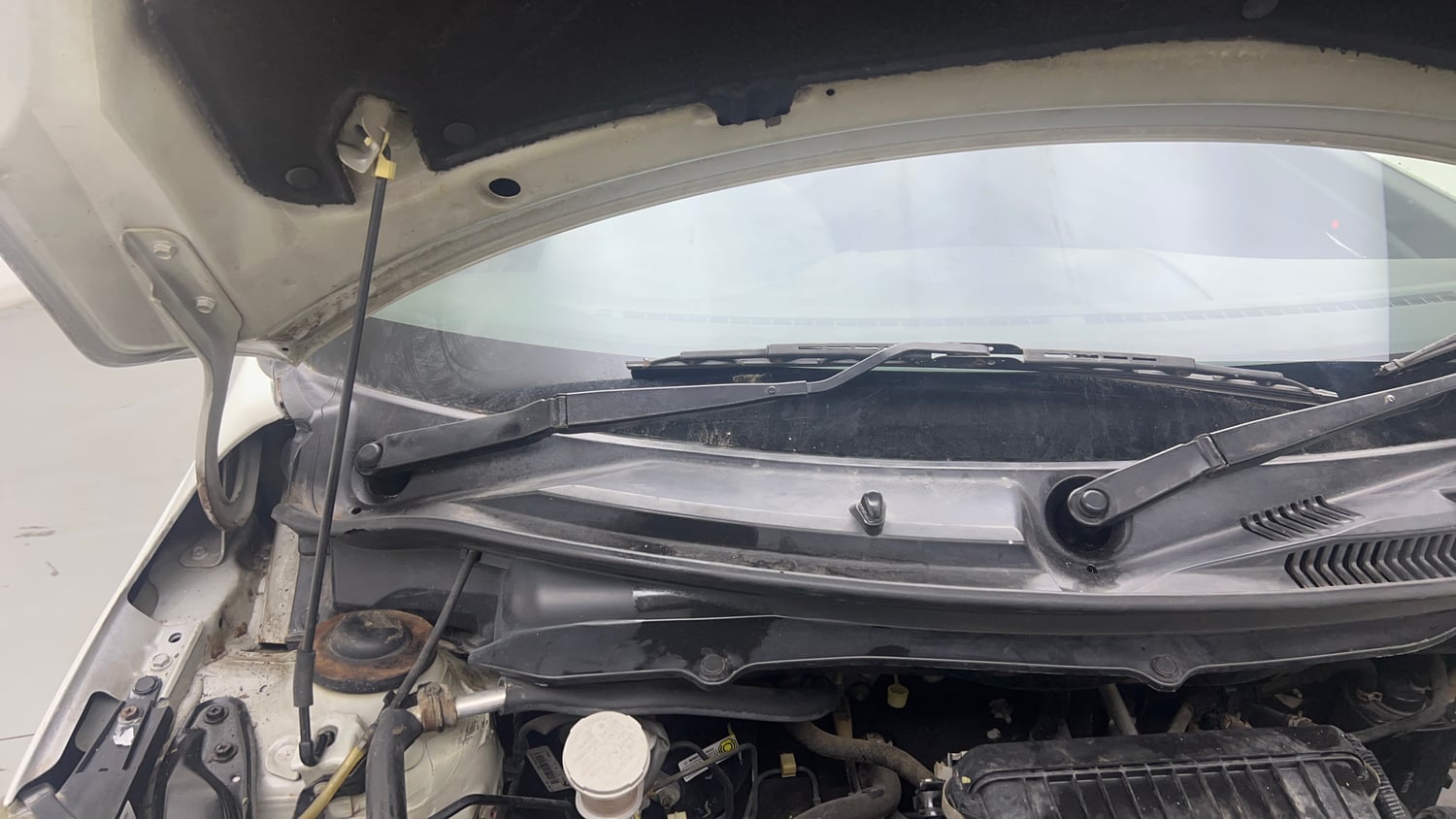 Used 2014 Maruti Suzuki Swift VXi Petrol Manual engine ENGINE RIGHT SIDE HINGE & APRON VIEW