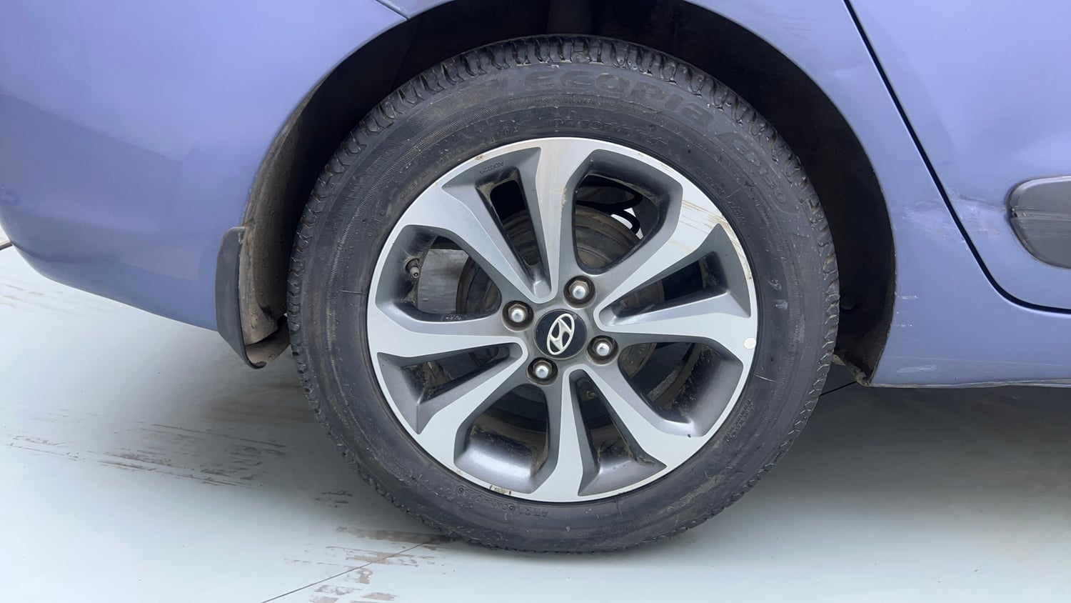 Used 2014 Hyundai Xcent S AT 1.2 (O) Petrol Automatic tyres RIGHT REAR TYRE RIM VIEW