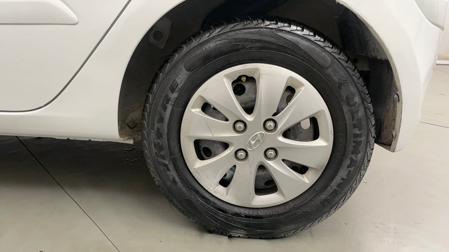 Used 2013 Hyundai i10 Sportz 1.2 Kappa2 Petrol Manual tyres LEFT REAR TYRE RIM VIEW