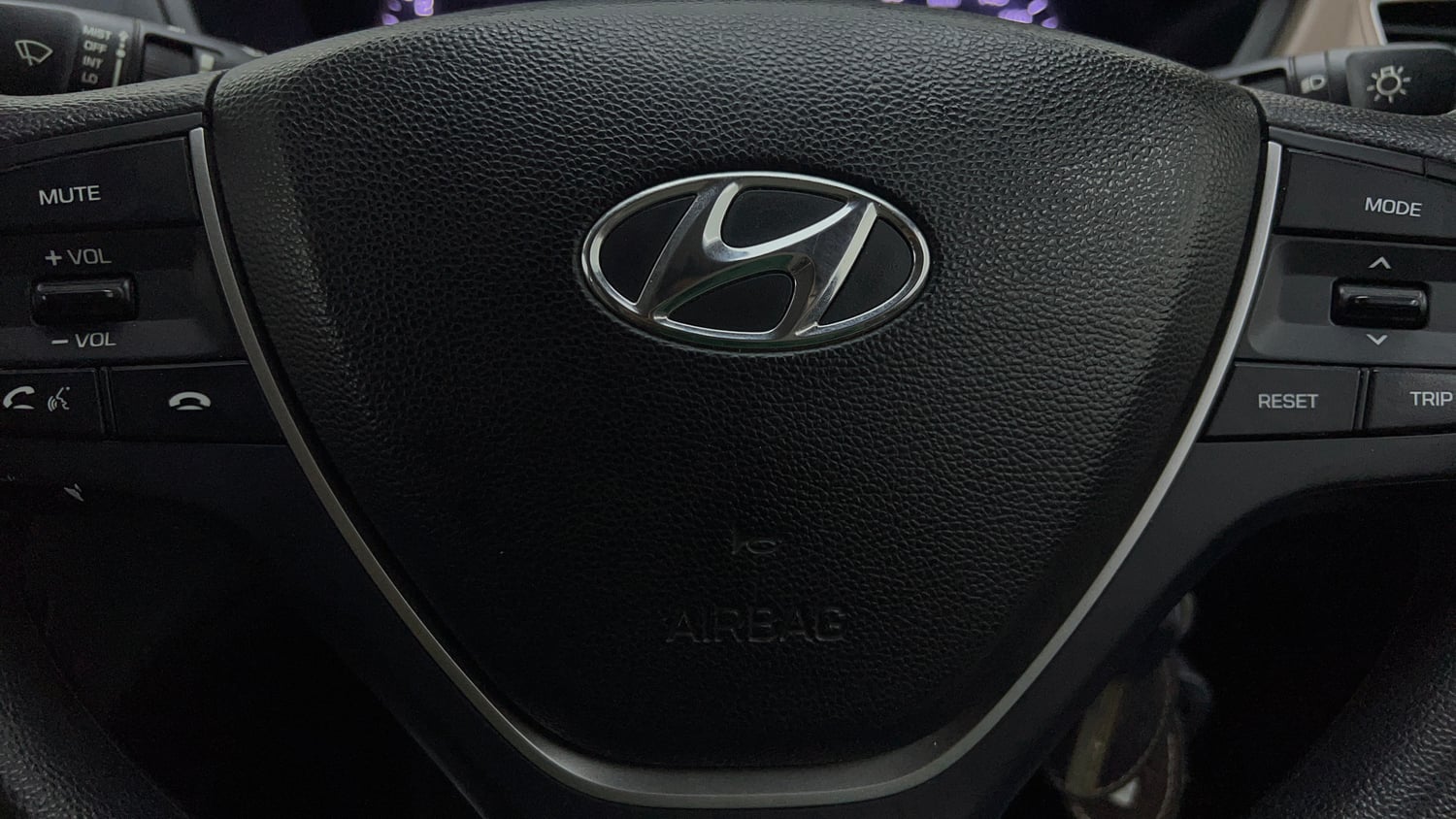 Used 2020 Hyundai Elite i20 Sportz Plus 1.2 Petrol Manual top_features Airbags