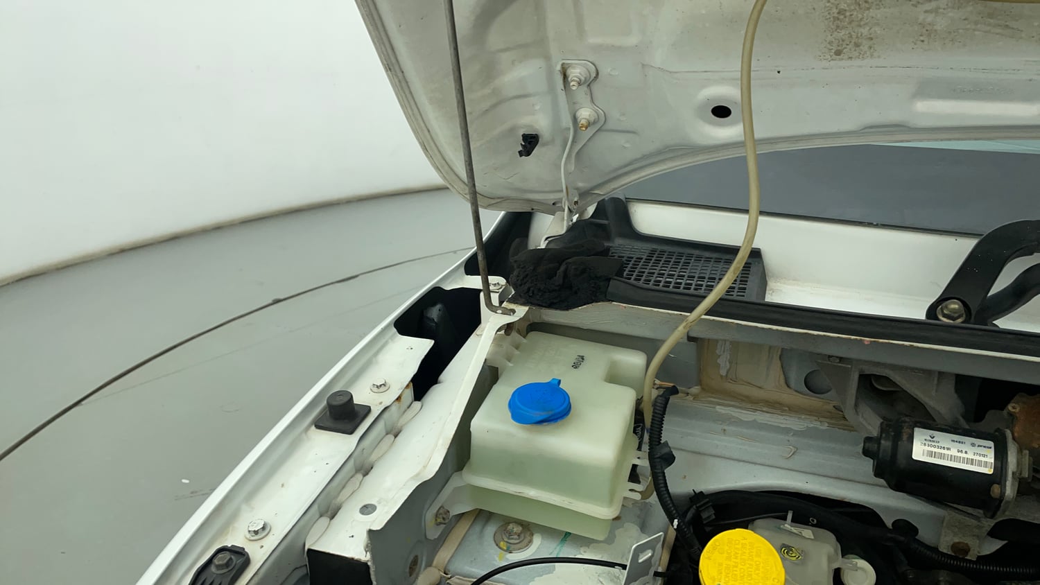 Used 2021 Renault Kwid RXT 1.0 Opt Petrol Manual engine ENGINE RIGHT SIDE HINGE & APRON VIEW