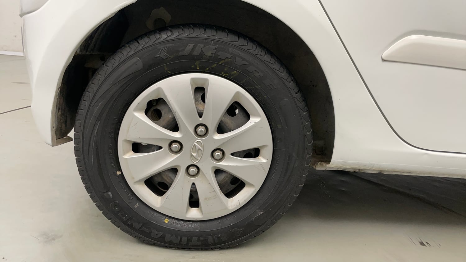 Used 2013 Hyundai i10 Sportz 1.2 Kappa2 Petrol Manual tyres RIGHT REAR TYRE RIM VIEW