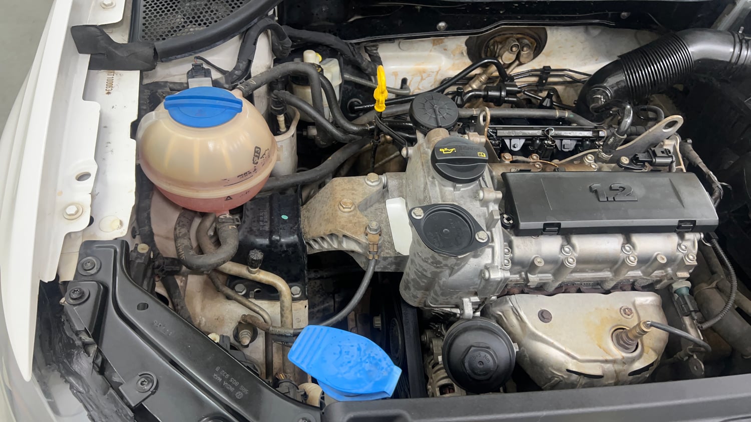Used 2015 Volkswagen Polo Highline1.2L (P) Petrol Manual engine ENGINE RIGHT SIDE VIEW