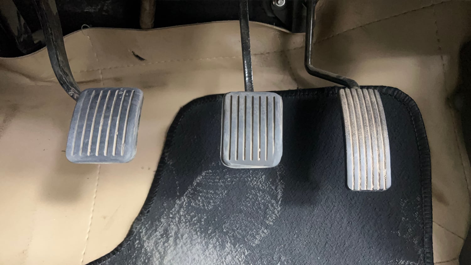 Used 2015 Hyundai i10 Magna 1.1 iRDE2 Petrol Manual interior PEDALS VIEW