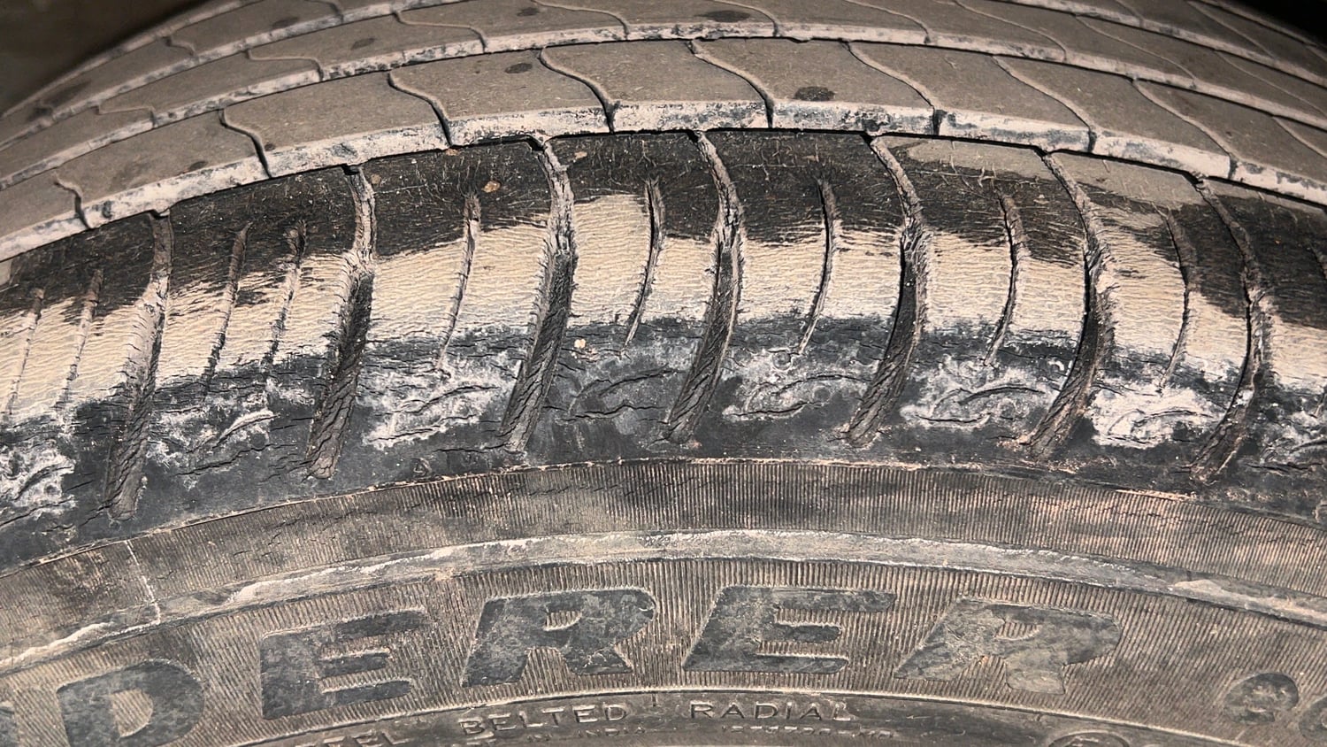 Used 2021 Mahindra XUV 300 W8 (O) 1.2 Petrol Petrol Manual tyres LEFT FRONT TYRE TREAD VIEW