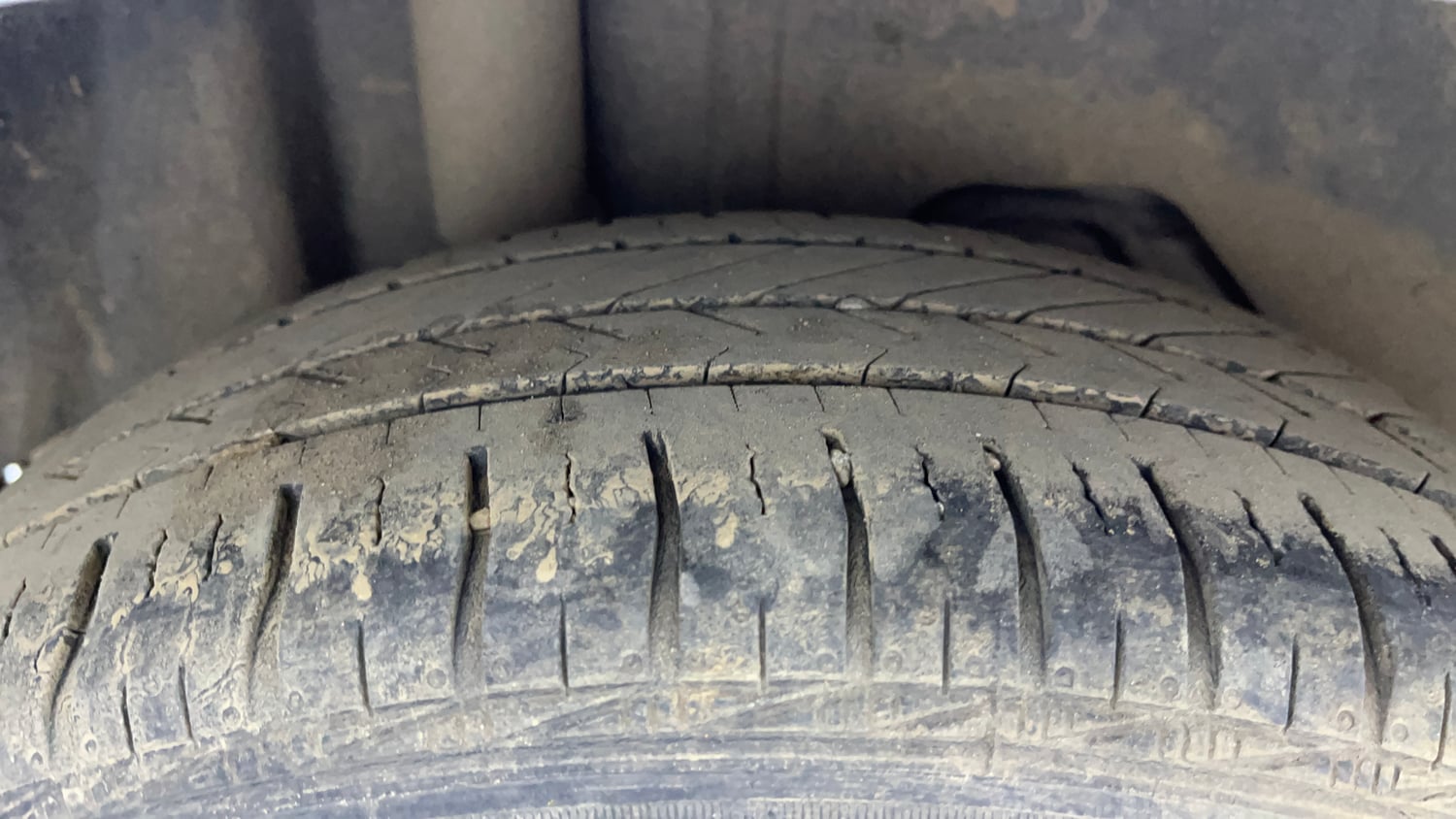 Used 2016 Ford Figo Trend 1.2 Ti-VCT Petrol Manual tyres RIGHT REAR TYRE TREAD VIEW