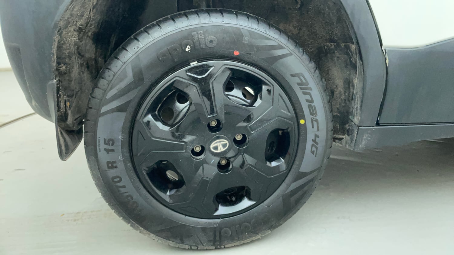 Used 2023 Tata Punch Accomplished AMT Petrol Automatic tyres RIGHT REAR TYRE RIM VIEW