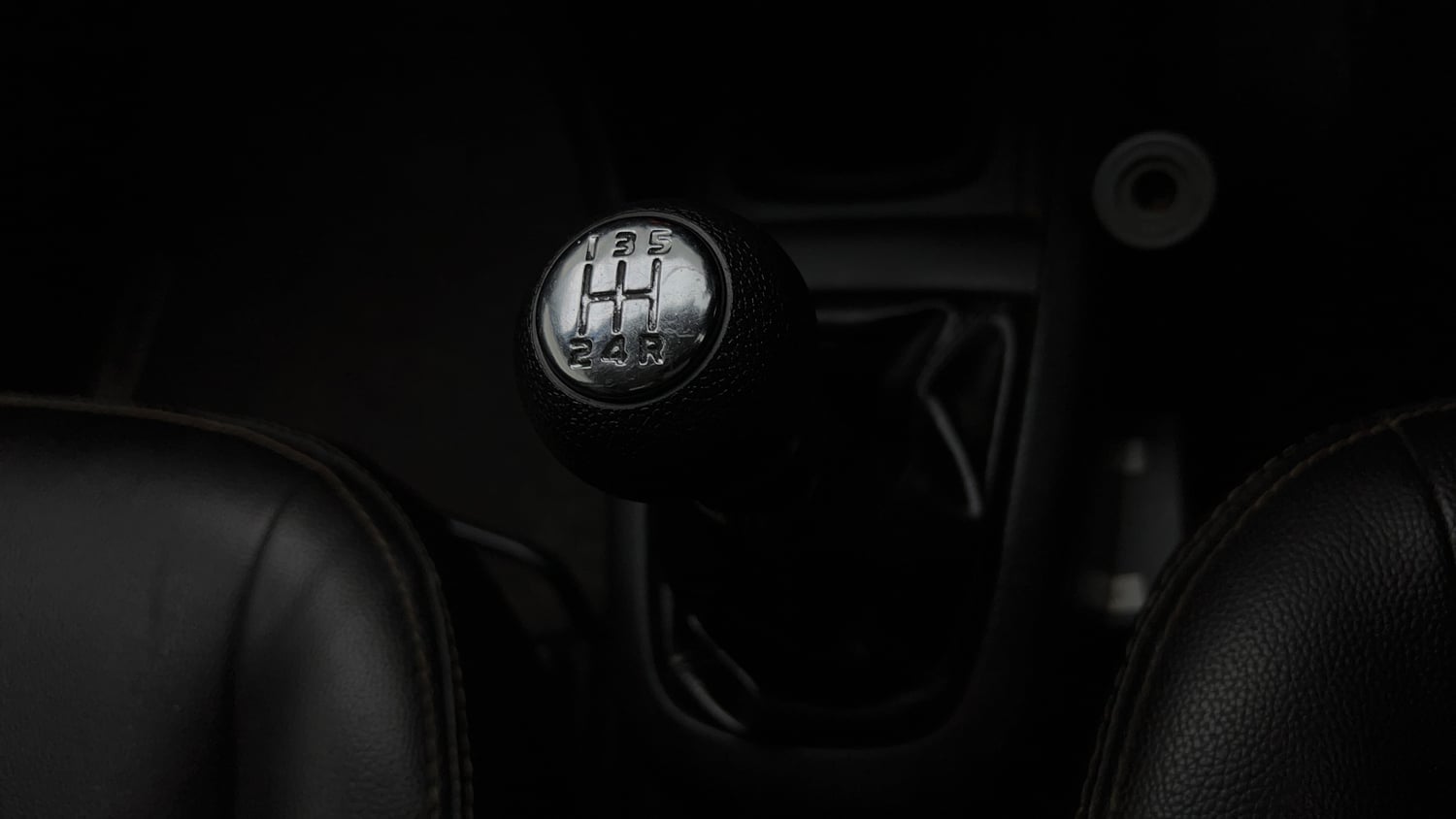 Used 2016 Maruti Suzuki Swift Lxi (O) Petrol Manual interior GEAR  KNOB VIEW