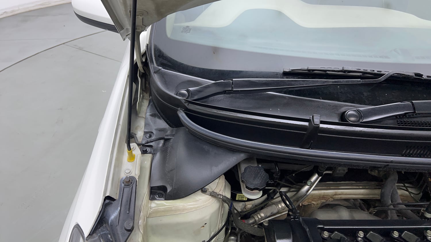 Used 2019 Hyundai Elite i20 Magna Plus 1.2 Petrol Manual engine ENGINE RIGHT SIDE HINGE & APRON VIEW