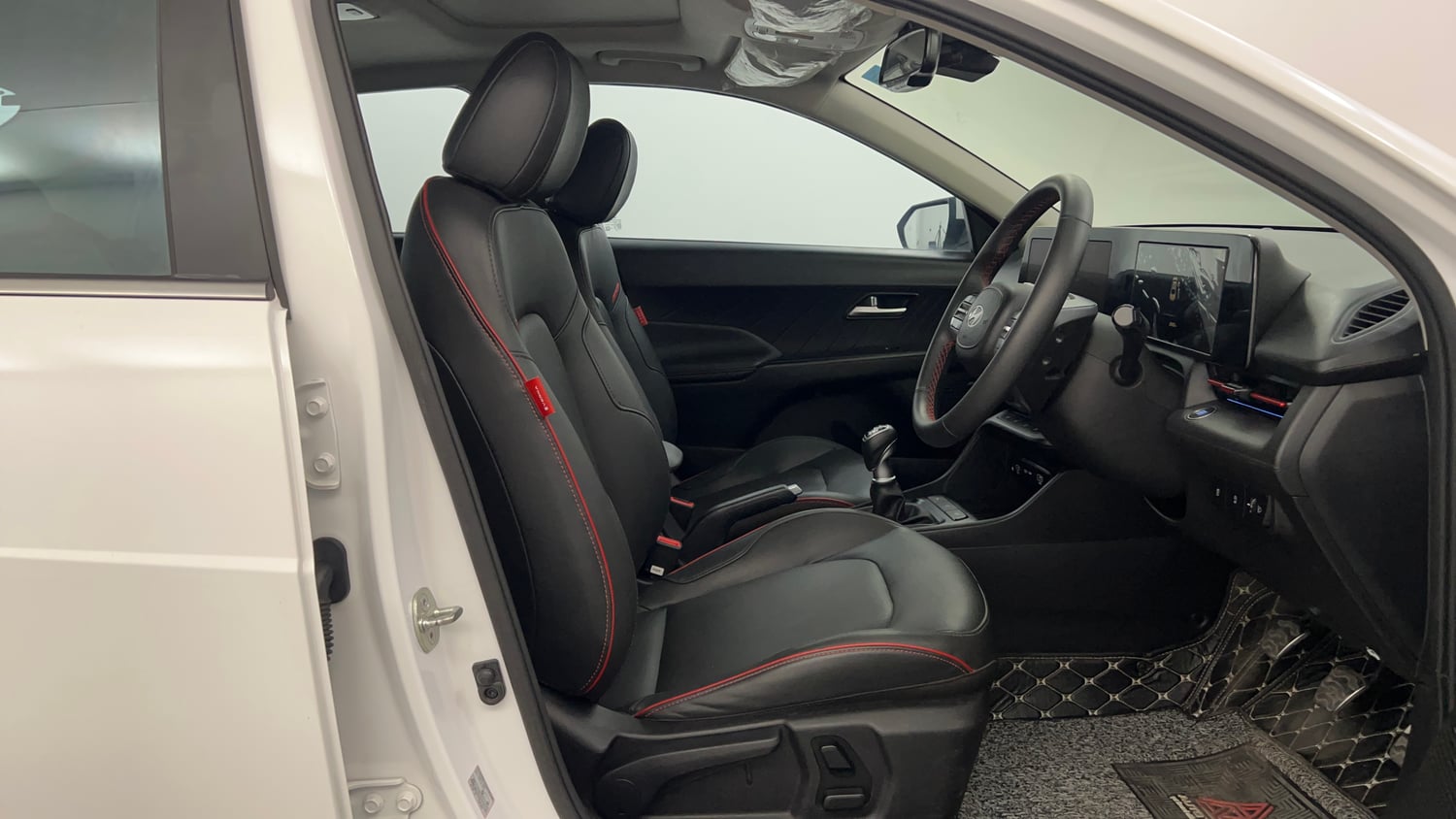 Used 2023 Hyundai Verna SX (O) 1.5 Turbo Petrol MT Petrol Manual interior RIGHT SIDE FRONT DOOR CABIN VIEW