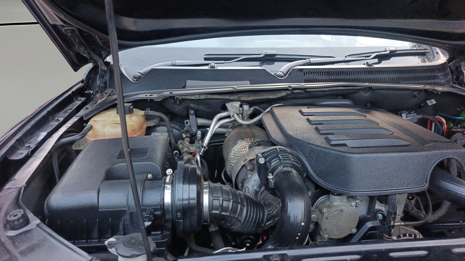 Used 2022 Mahindra Scorpio N Z8 L Diesel AT 4WD 7 STR Diesel Automatic engine ENGINE RIGHT SIDE HINGE & APRON VIEW