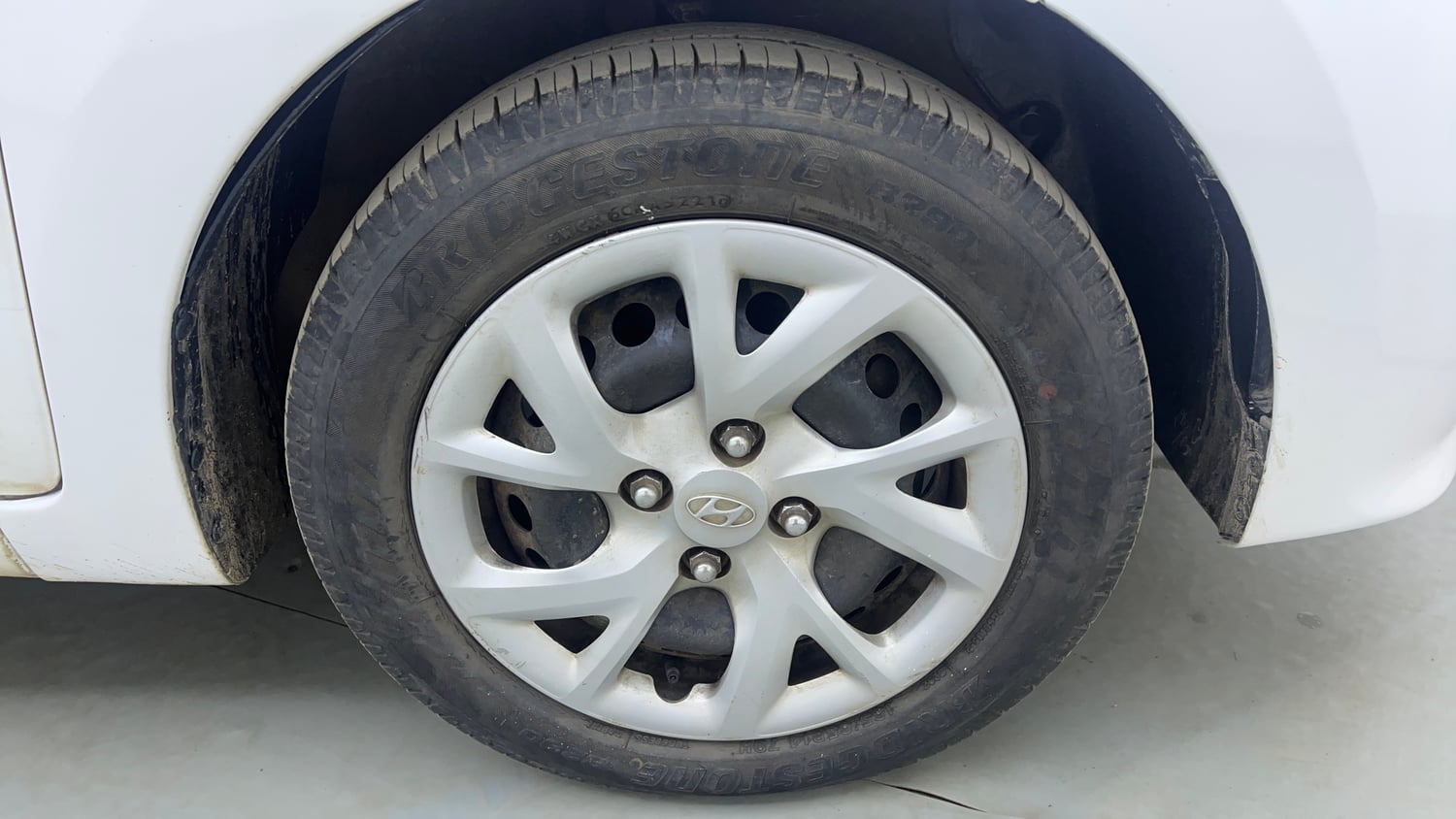 Used 2017 Hyundai Grand i10 Sportz (O) 1.2 Kappa VTVT Petrol Manual tyres RIGHT FRONT TYRE RIM VIEW