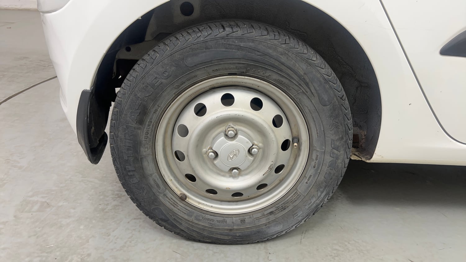 Used 2015 Hyundai i10 Magna 1.1 iRDE2 Petrol Manual tyres RIGHT REAR TYRE RIM VIEW