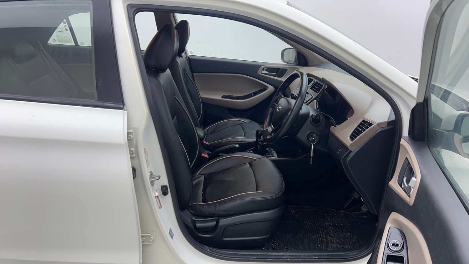 Used 2019 Hyundai Elite i20 Magna Plus 1.2 Petrol Manual interior RIGHT SIDE FRONT DOOR CABIN VIEW